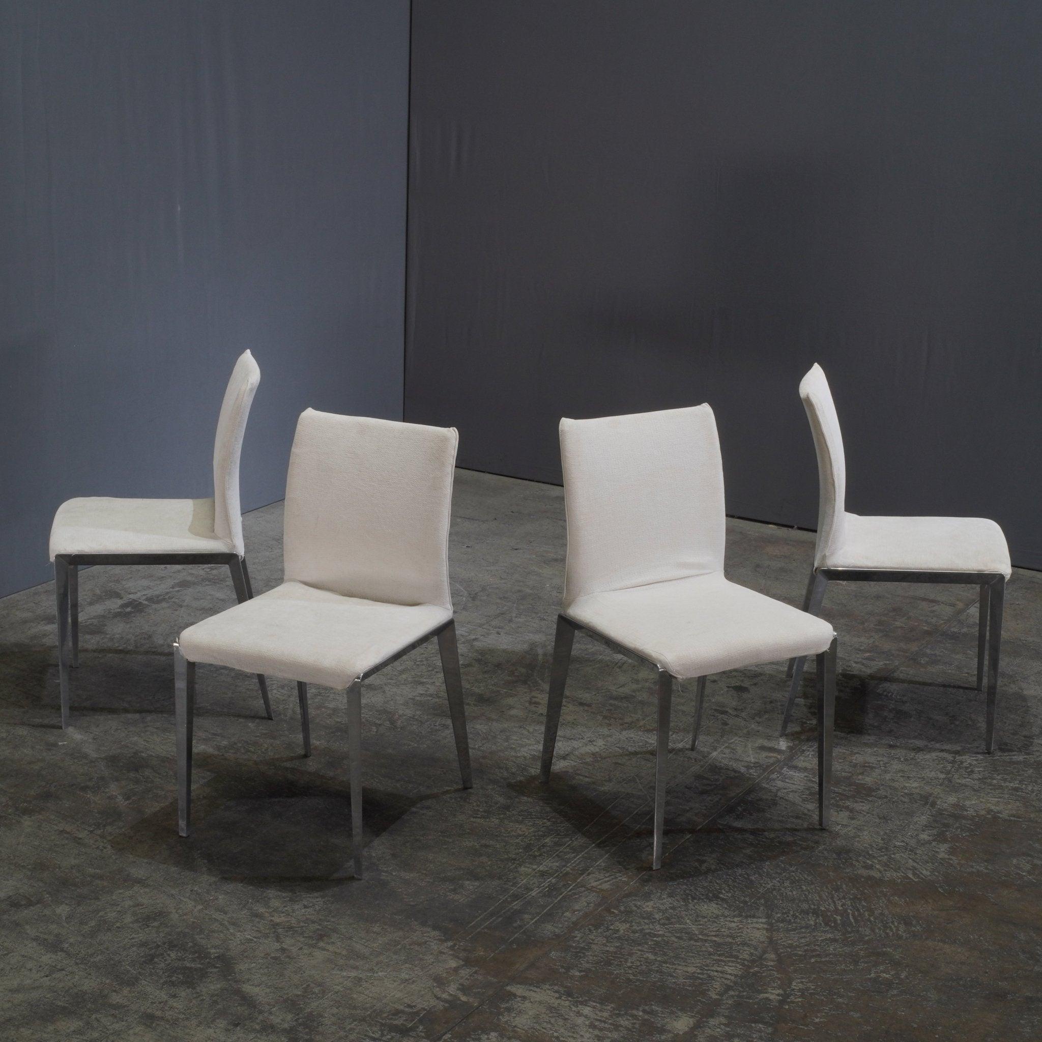 Le sedie Molteni & C. Darte offrono comfort e stile. Progettate dalla rinomata Molteni & C., queste sedie presentano un design moderno e materiali di alta qualità. La loro forma ergonomica garantisce il comfort, mentre il loro aspetto elegante