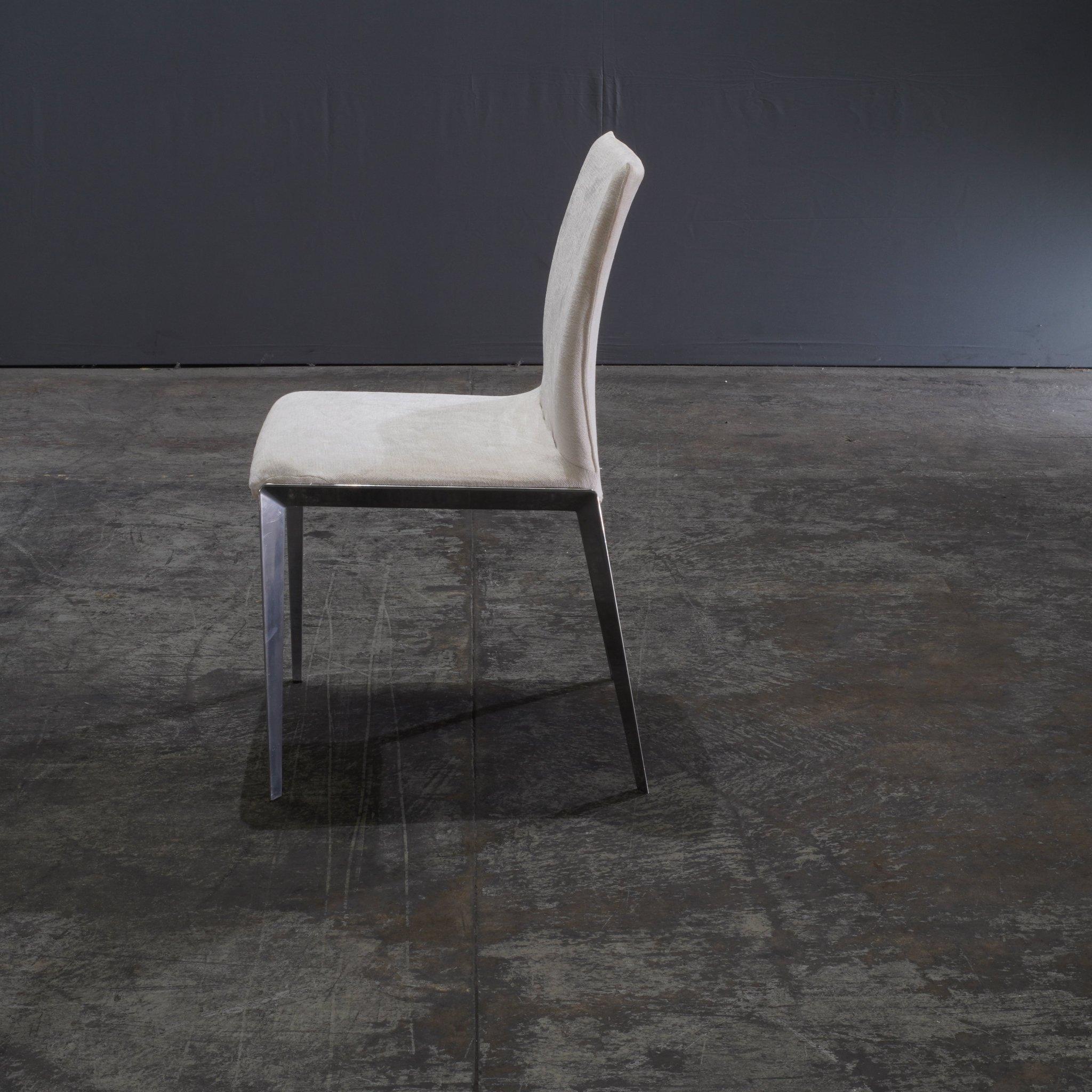 Le sedie Molteni & C. Darte offrono comfort e stile. Progettate dalla rinomata Molteni & C., queste sedie presentano un design moderno e materiali di alta qualità. La loro forma ergonomica garantisce il comfort, mentre il loro aspetto elegante