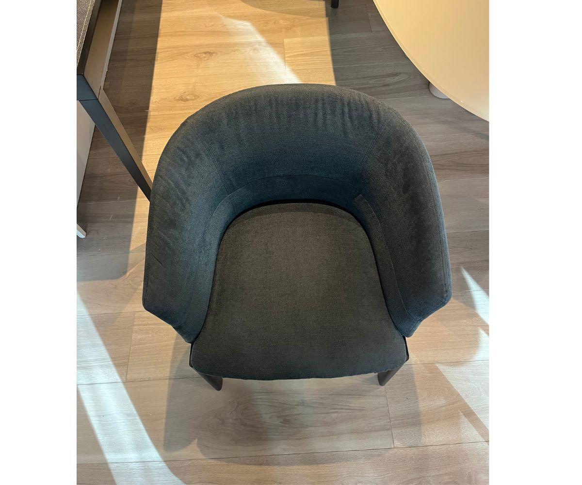 Devon, una collezione di sedie contemporanee adatte a qualsiasi spazio e circostanza. Una struttura minimale e stilizzata in legno massiccio, con sedute e schienali rivestiti in morbida ciniglia della linea Molteni & C. Una soluzione di seduta