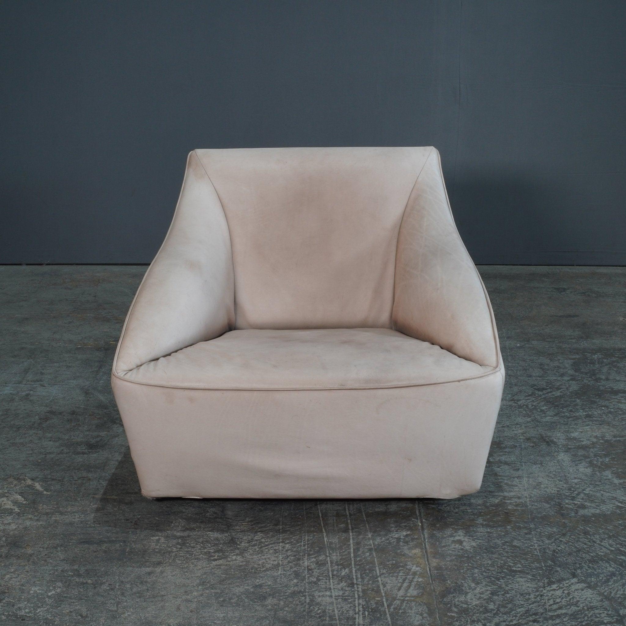 Der Molteni & C Doda Sessel ist eine Mischung aus Komfort und modernem Design. Molteni & C, einer der führenden Hersteller von Luxusmöbeln, bietet diesen stilvollen Sessel mit modernem Design und hochwertigen MATERIALEN an. Er ist die perfekte
