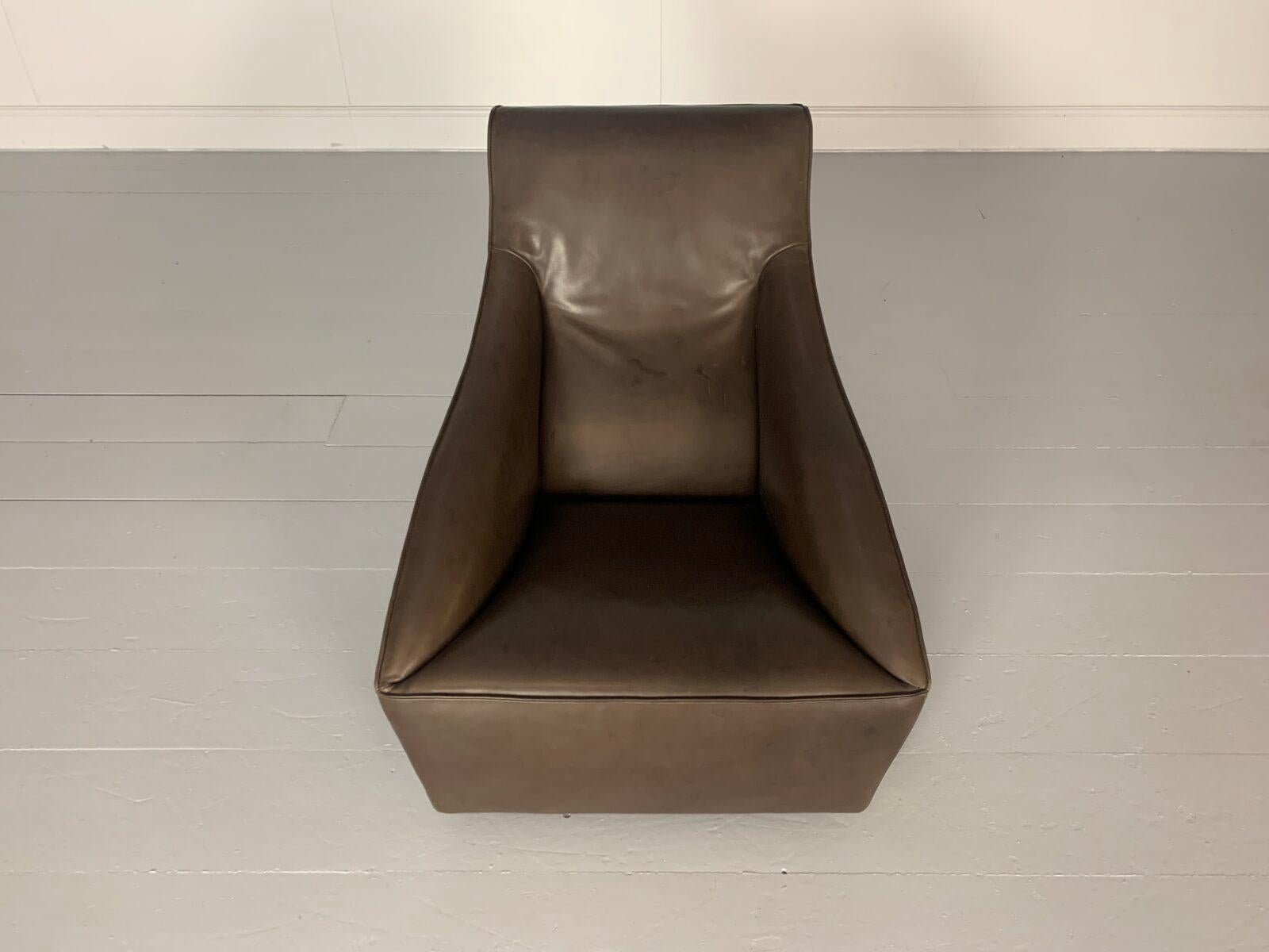 Molteni & C “Doda” Armchair - In Pale-Walnut Brown Leather In Good Condition For Sale In Barrowford, GB