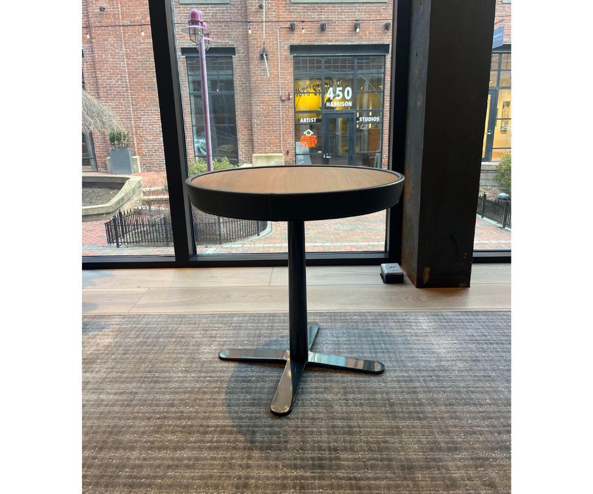 Petite table basse

Dimensions : 
19 5/8