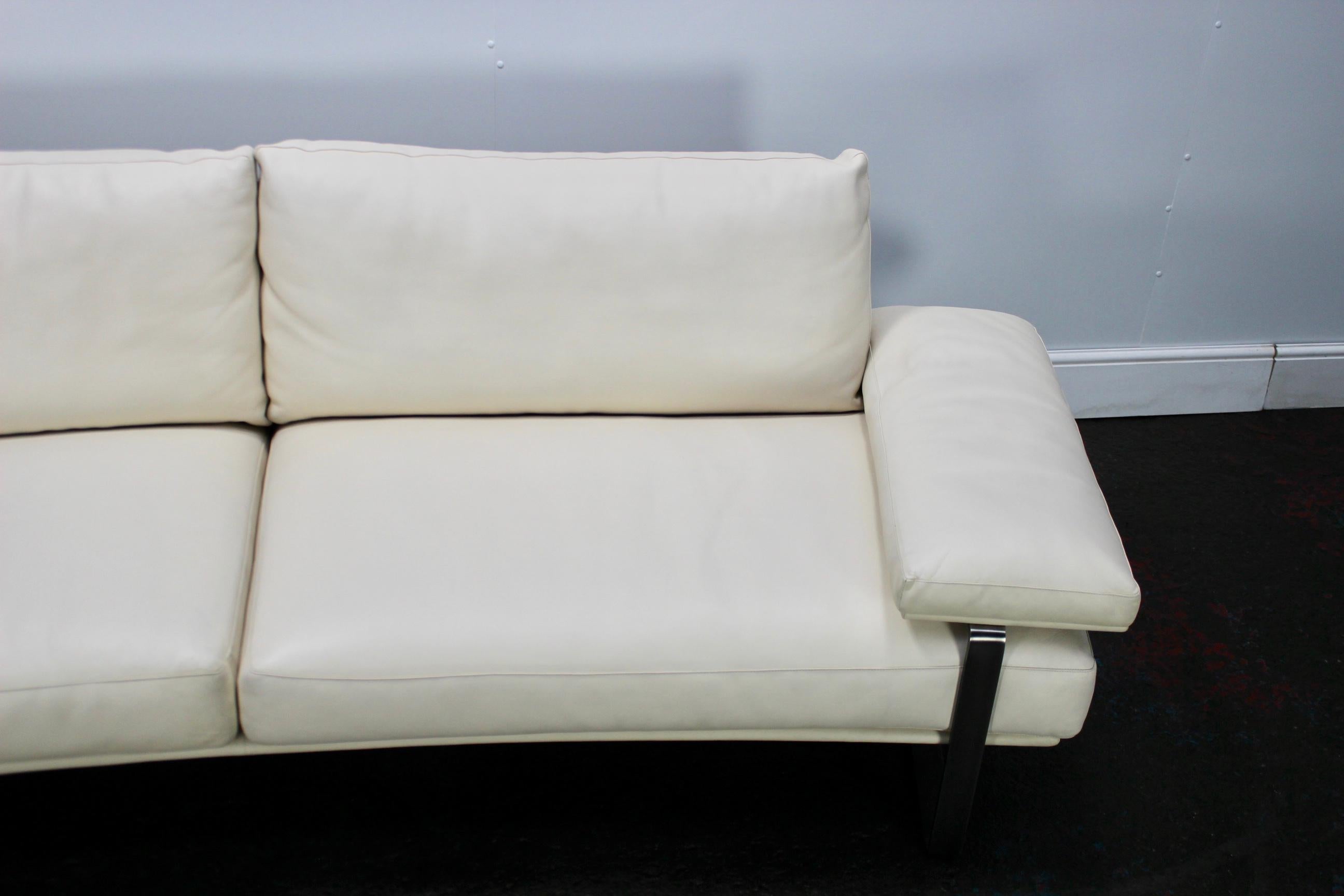 Molteni & C “Still SDC250” Curved Sofa in Ivory Leather In Good Condition For Sale In Barrowford, GB