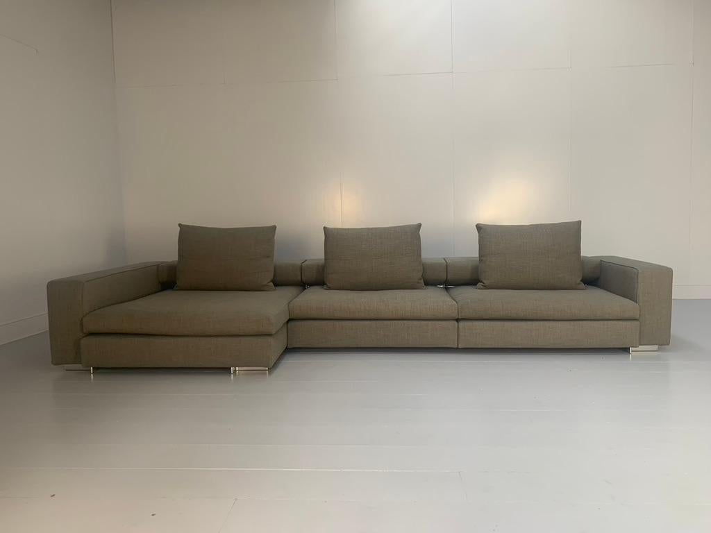 On offer on this occasion is a superb, original Molteni & C “Turner” 5-Seat L-Shape Sectional Sofa (consisting of a CL123 SX section, a CE85 section and a T108 DX section) all dressed in a peerless, top-grade, woven-linen fabric in a mix of greys