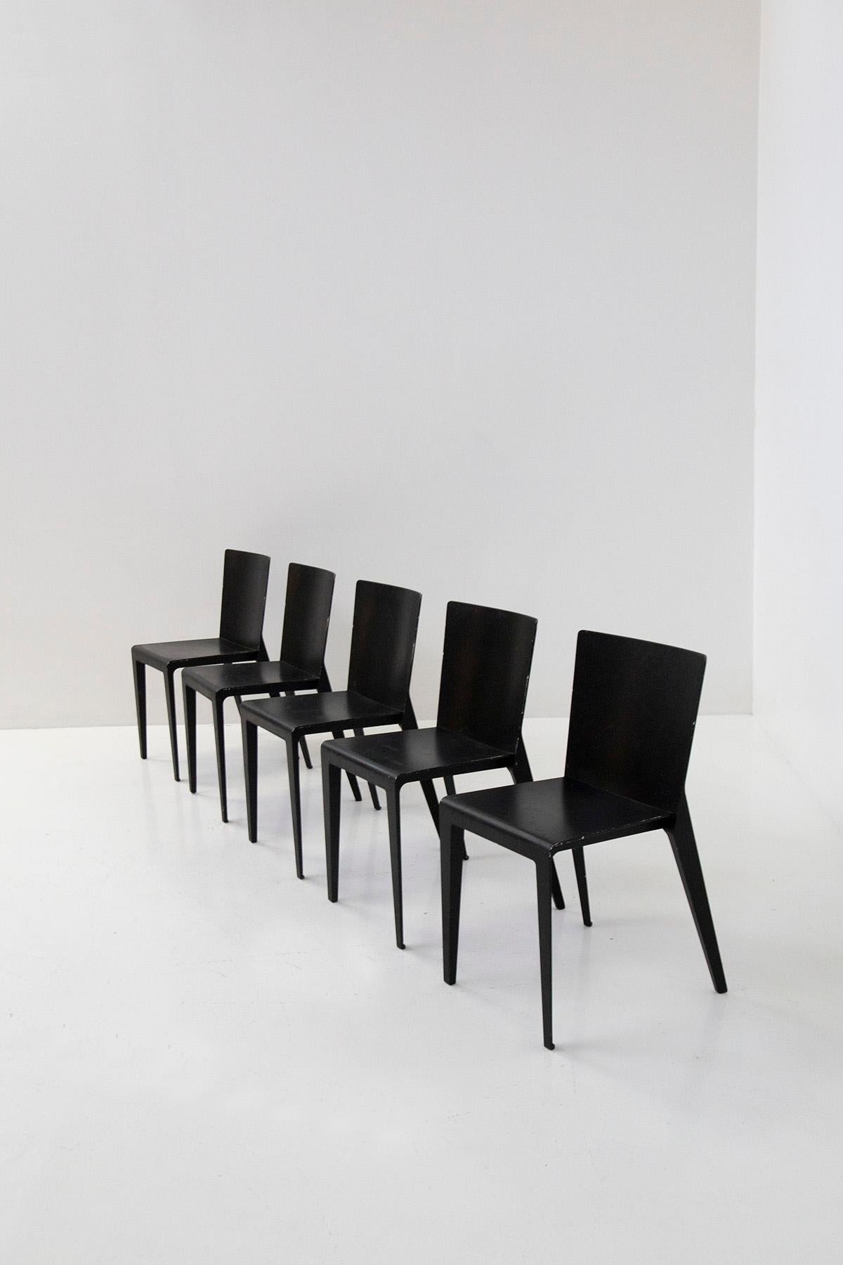 Satz von fünf Stühlen des Modells Alfa, hergestellt von Molteni im Jahr 2001 nach einem Entwurf von Hannes Wettstein für den italienischen Hersteller Molteni. 
Alfa ist aus der Kombination von nur zwei Teilen entstanden: die Rückenlehne, die in die