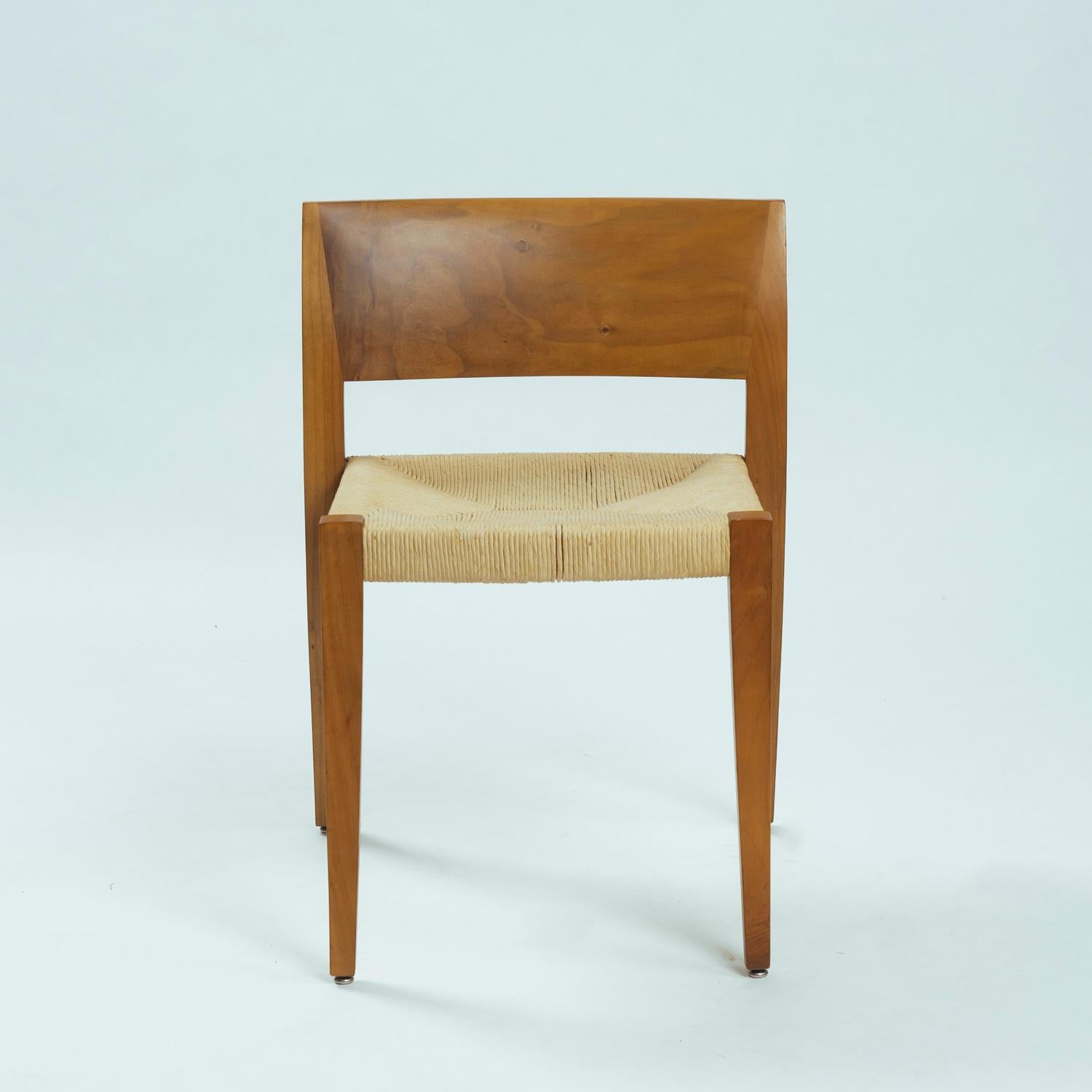 Bellissimo set di 4 sedie da pranzo in legno di noce con sedute in corda di carta intrecciata di Molteni & C., Italia, anni Novanta.
Il nome della sedia è Ticino ed è stata disegnata da Bruno Reichlin e Gabriele Geronzi.

Queste sedie complete in