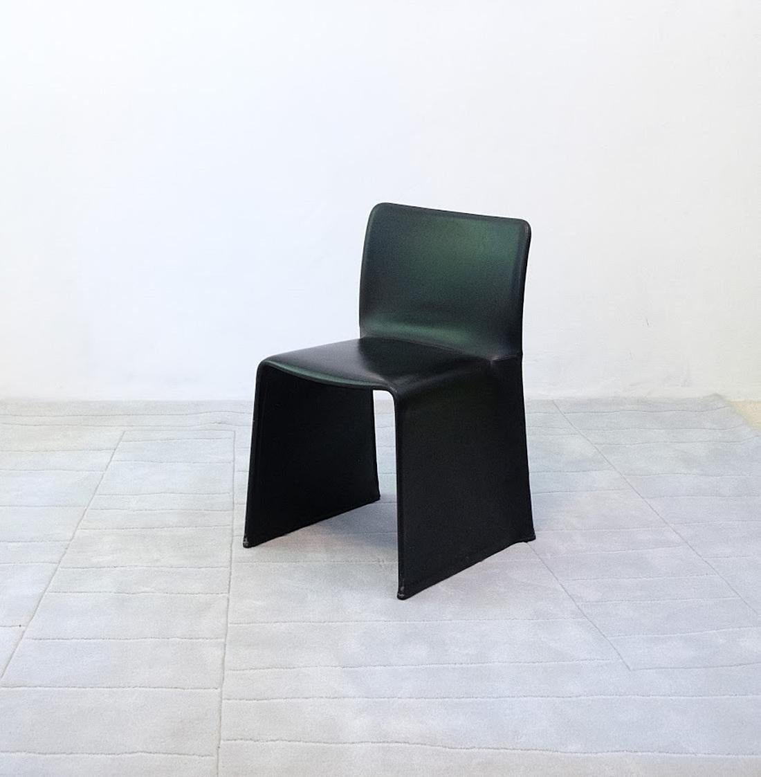 Discover the Molteni Glove chairs, designed by the renowned Patricia Urquiola! These chairs represent the perfect balance between modern design and elegance. With their unique design, the chairs are both graceful and sturdy, offering a comfortable