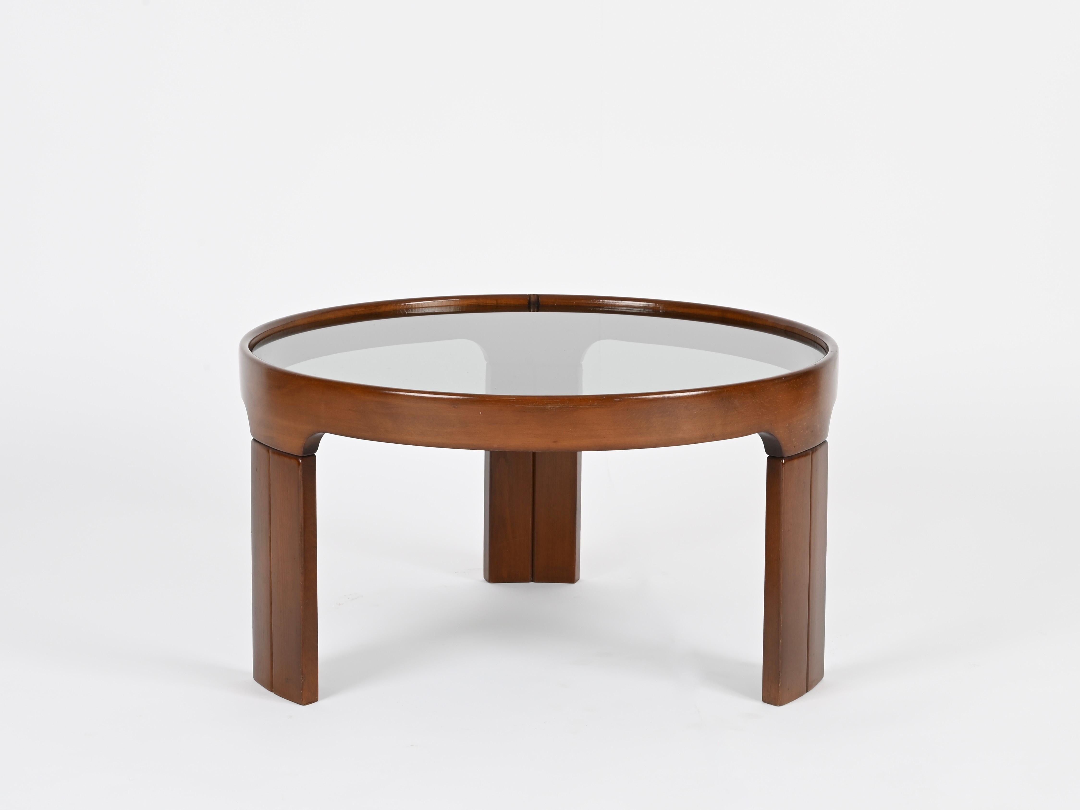 Mid-Century Modern Molteni Italian Round Coffee Table in Walnut with Smoked Glass, 1960s en vente