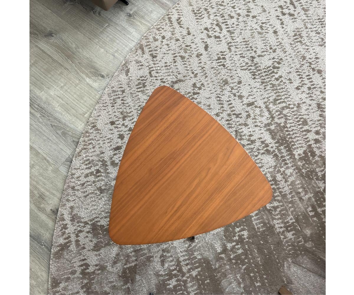Entworfen von Nicola Gallizia

Der Attico Beistelltisch Floor Sample ist mit einem eleganten, dreibeinigen Fuß aus Aluminiumguss mit einer raffinierten Zinnoberfläche ausgestattet. Der aus hochwertigen MATERIALEN gefertigte Attico Beistelltisch