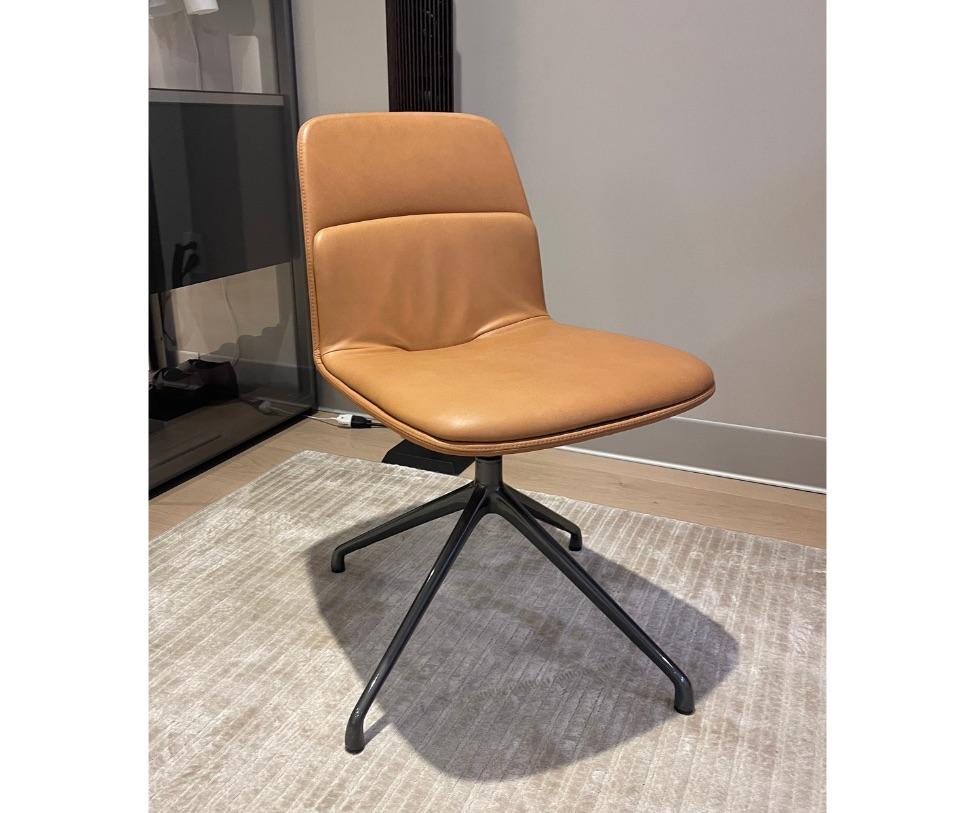 The design is based on a built-in padded seat, the stiff polyurethane frame of which is upholstered in leather. The Barbican perfect for use in diverse contexts. This is a floor sample chair. 

Leather Upholstery with Base in die-cast aluminum
