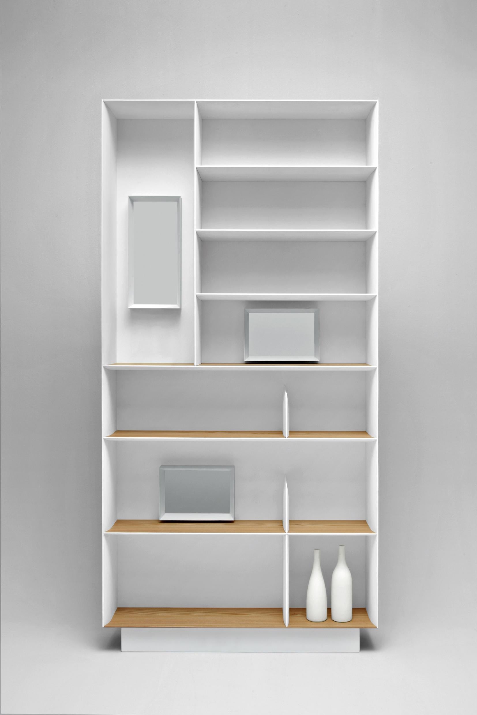 D3571 Hand Painted White Bookcase by Gio Ponti.
Expert-crafted in Italy exclusively by Molteni&C.

Modern yet minimalist, the D3571 bookshelf by Gio Ponti delights with surprising touches like asymmetrical design and optional applied mirrors.
