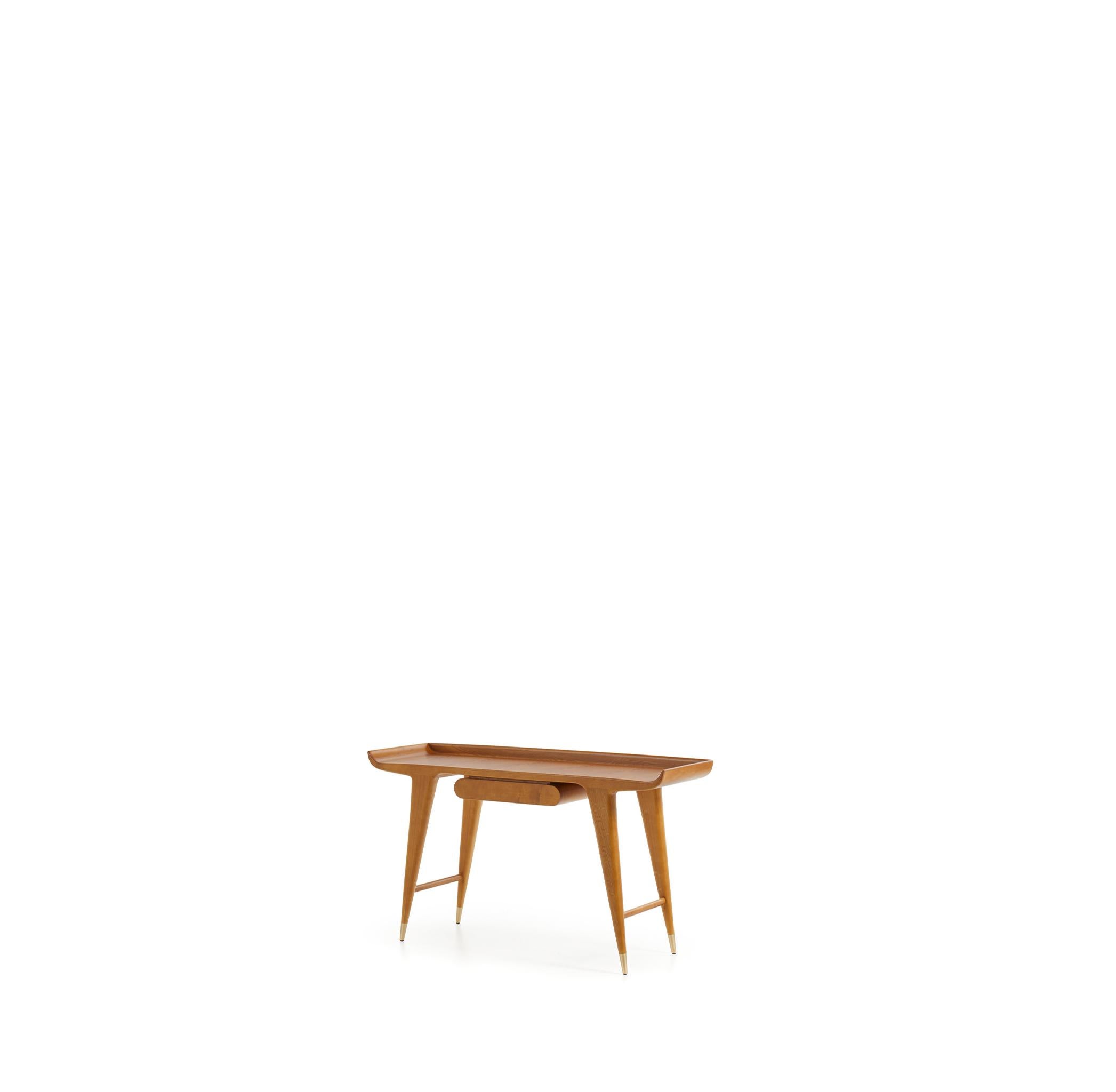 D.847.1 Table Console de Gio Ponti - Fabriquée en Italie exclusivement par Molteni&C

Un savoir-faire artisanal a donné à cette magnifique table console une nouvelle vie, inspirée de son design italien original d'il y a 70 ans. La pièce est