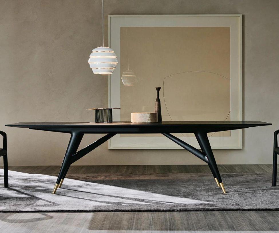 L'étonnante table de conférence de Gio Ponti transforme complètement le concept des espaces de réunion grâce à son design simple et épuré. D'une longueur impressionnante de 2,8 mètres, il conserve un profil minimaliste avec deux bords arrondis et