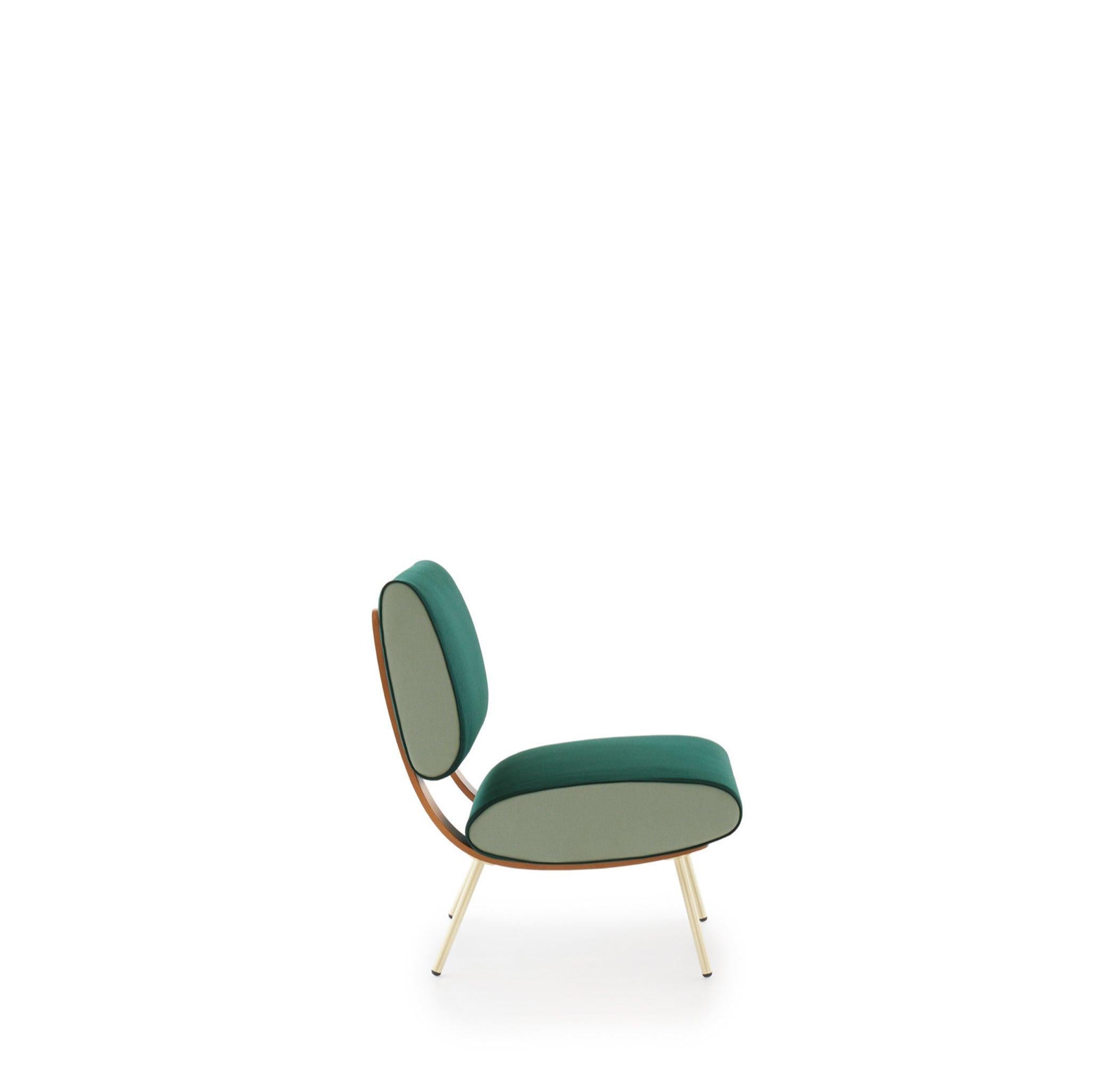 Armchair in Leather by Gio Ponti. Expert-crafted in Italy exclusively by Molteni&C.

The end of the Second World War ushered in an era of creativity and it was no different for furniture design. This rounded chair harkens back to its original design