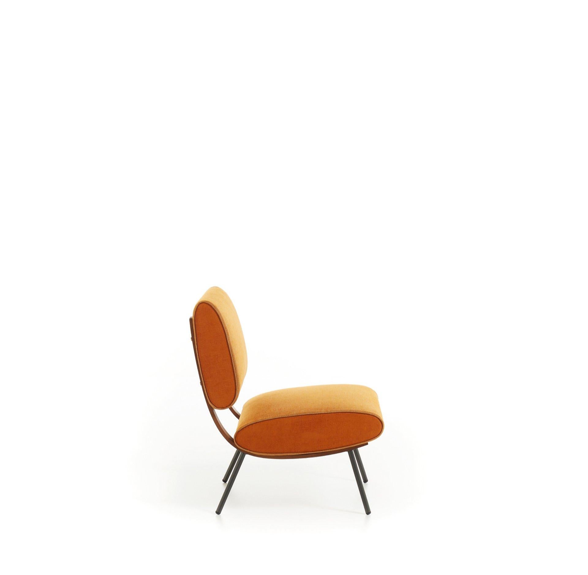 Armchair in Chenille and Brass by Gio Ponti. Expert-crafted in Italy exclusively by Molteni&C.

The end of the Second World War ushered in an era of creativity and it was no different for furniture design. This rounded chair harkens back to its