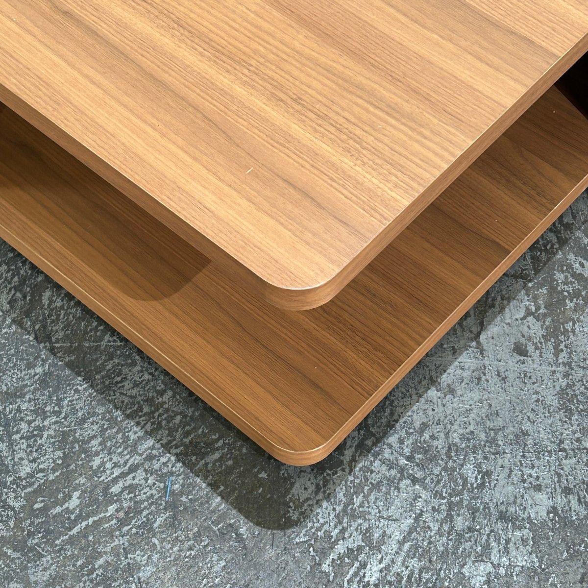 Voici la table basse Molteni&C Hubert, une pièce étonnante conçue par l'architecte de renom Vincent Van Duysen. Fabriquée avec précision et souci du détail, cette table basse affiche un design épuré et moderne, parfait pour tout espace de vie