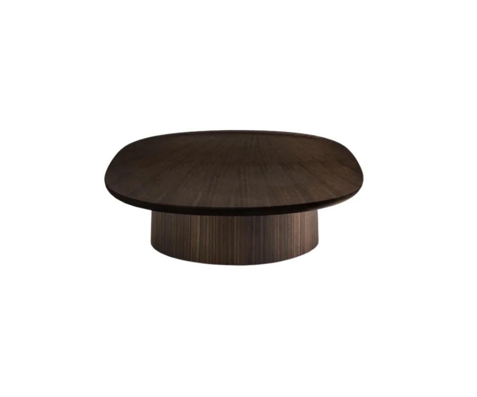 La table basse Louisa est parfaite pour les réunions douillettes, présentant un design tactile avec des dalles suspendues à la manière d'un plateau à un socle conique. La table basse combine le bois d'eucalyptus pour créer une fusion équilibrée de