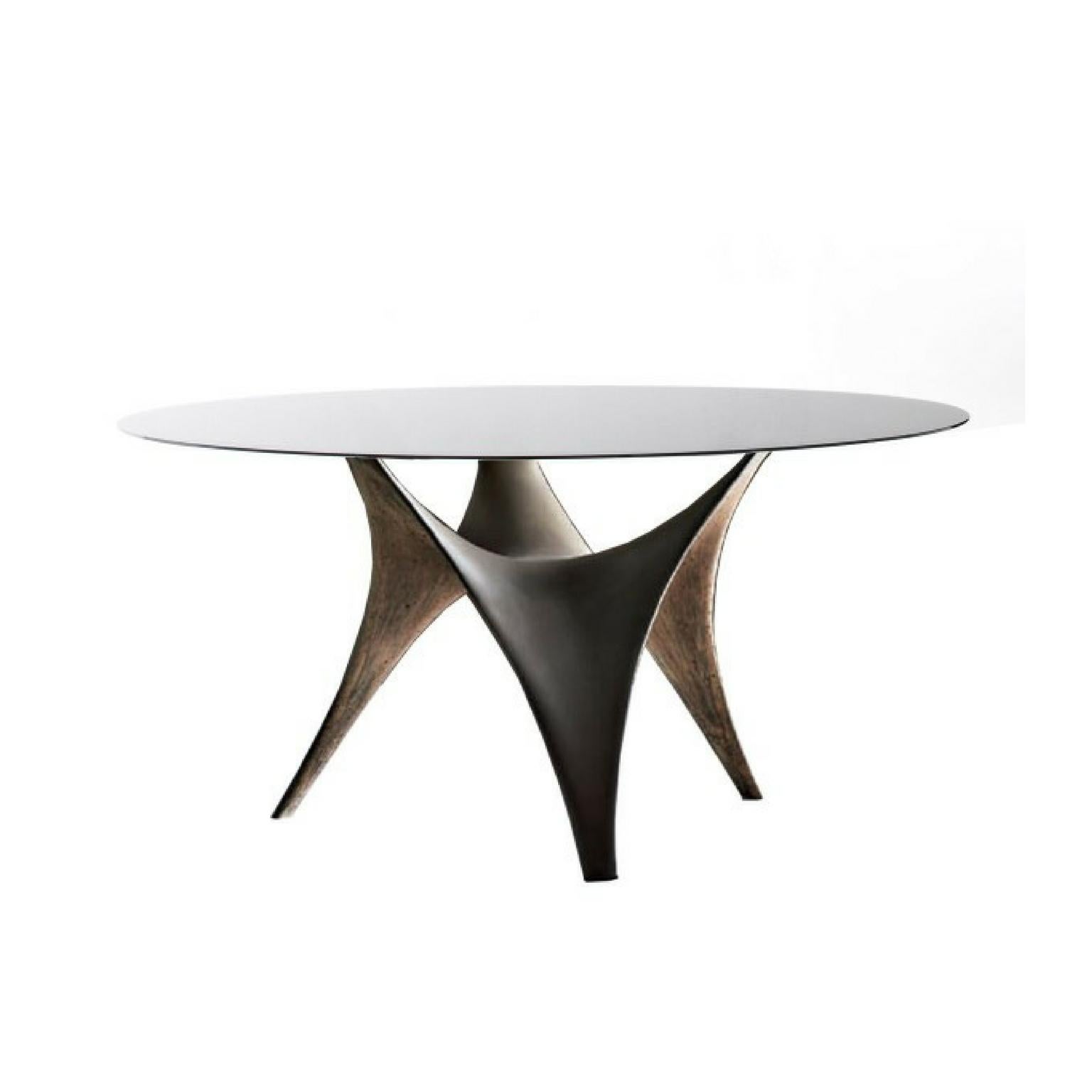 Der Tisch Arc verkörpert die innovativen Konzepte, die ihn auszeichnen. Die Form des Sockels ist von den derzeit im modernen Bauwesen verwendeten Technostrukturen inspiriert: ein neuer 