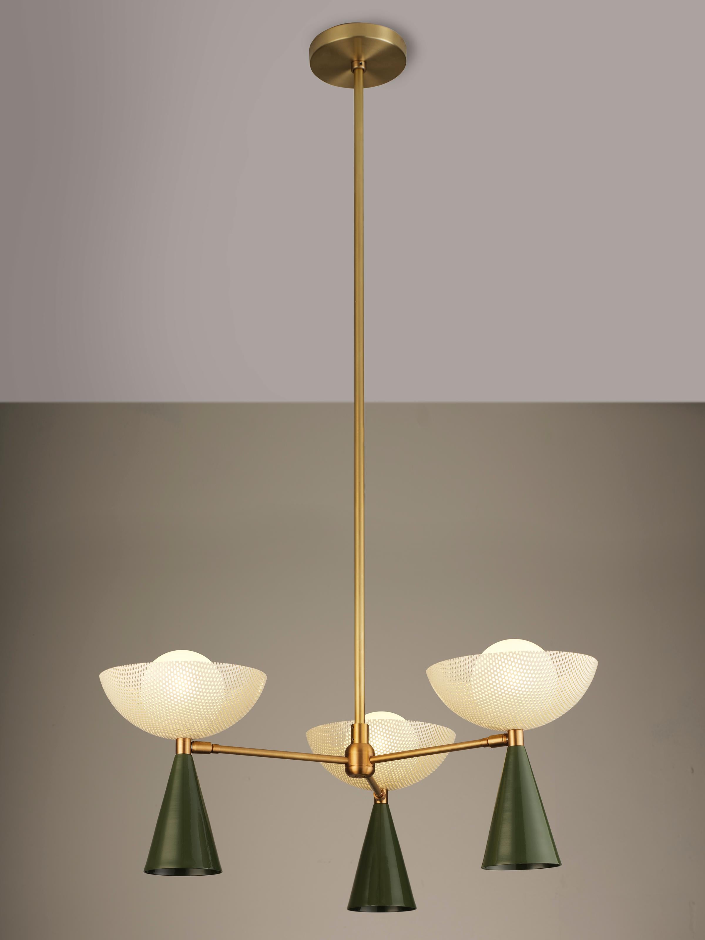 Die 3-Arm-Deckenleuchte Molto bietet eine frische Interpretation des italienischen Modernismus mit einem Schirm aus gesponnenem Metallgeflecht, der von Mathieu Matégots charakteristischem Medium Rigitulle inspiriert ist. Der Molto ist zugleich