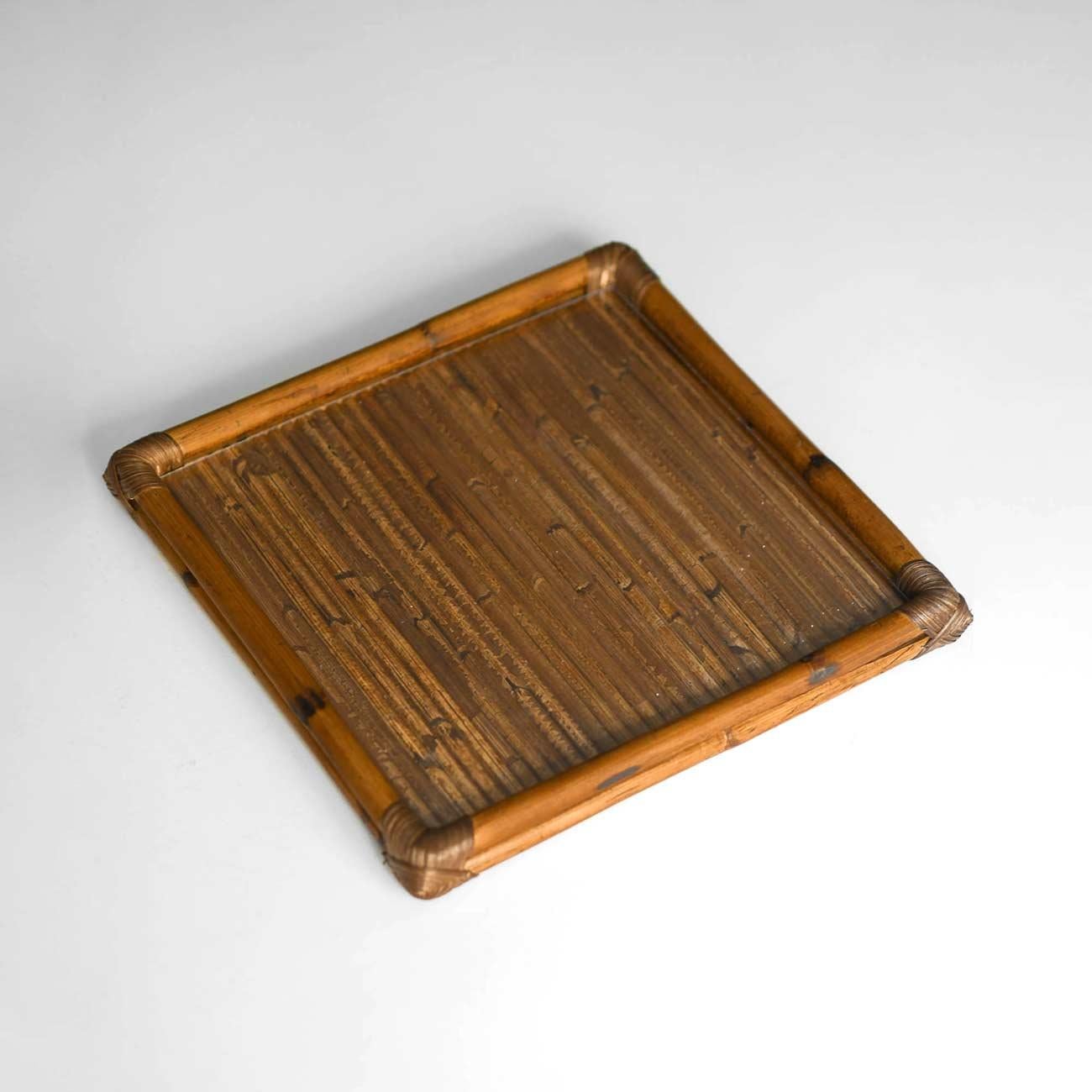 “Molto” bamboo tray. Italian artisanal production.
Dimensions: 40w x 4h x 40d cm
Materials: bamboo
Production: Italian manufacturing
Dimension can be customized upon request.