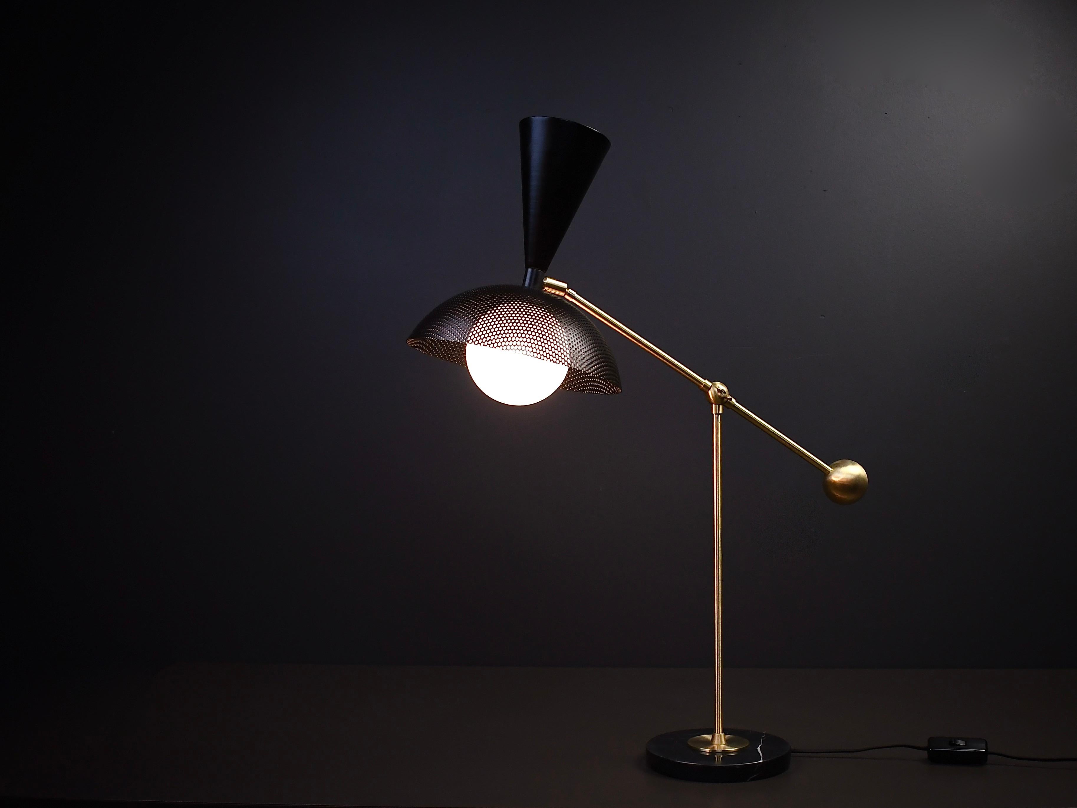 La lampe de table ou de bureau Molto est une nouvelle interprétation du modernisme italien, avec un abat-jour en métal filé, un contrepoids en laiton et une lourde base en marbre noir. Cette lampe s'articule en deux endroits : l'articulation du bras