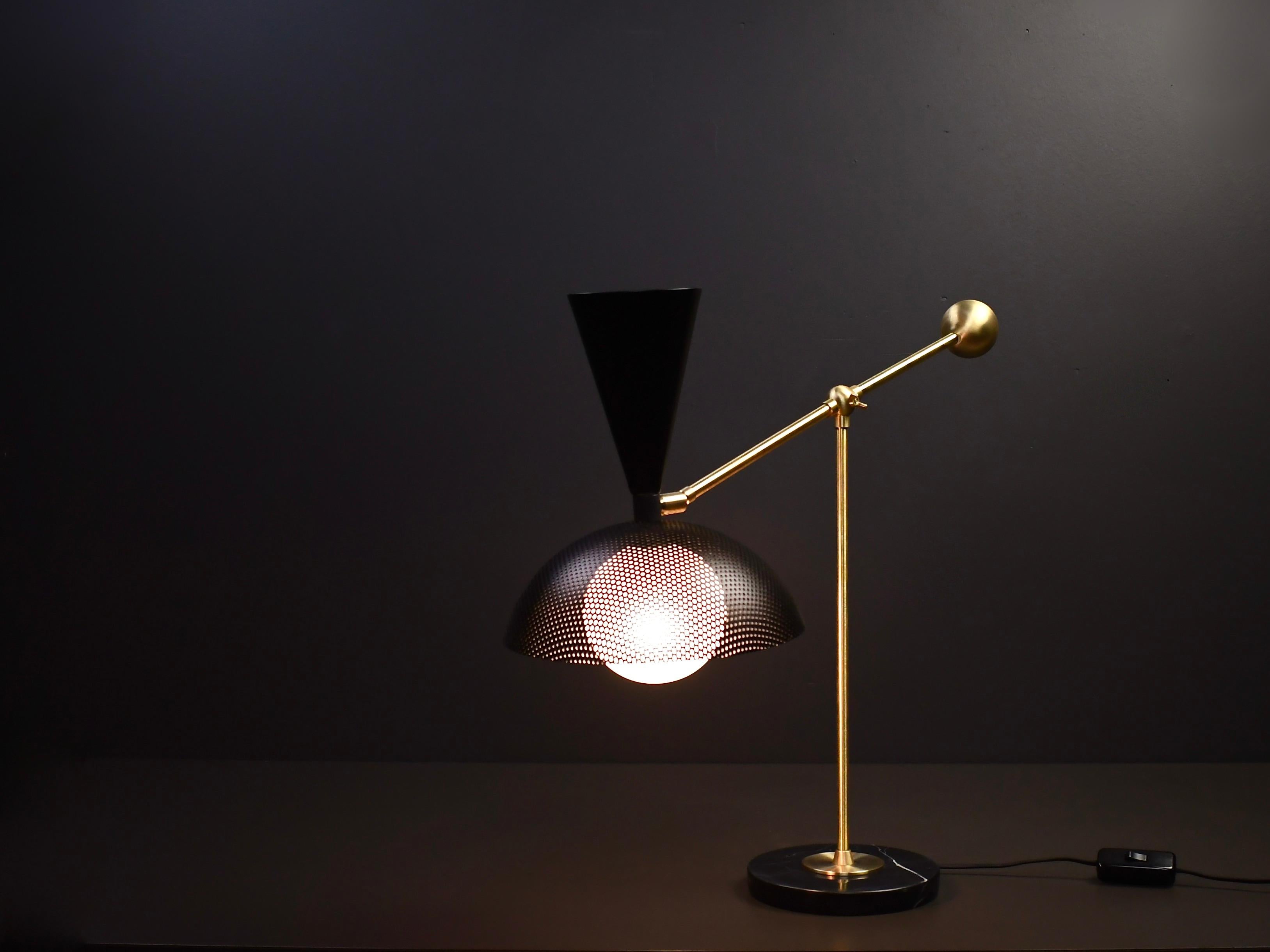 Moderne Lampe de bureau ou lampe de lecture Molto en laiton et maille émaillée, avec éclairage à imprimé bleu en vente