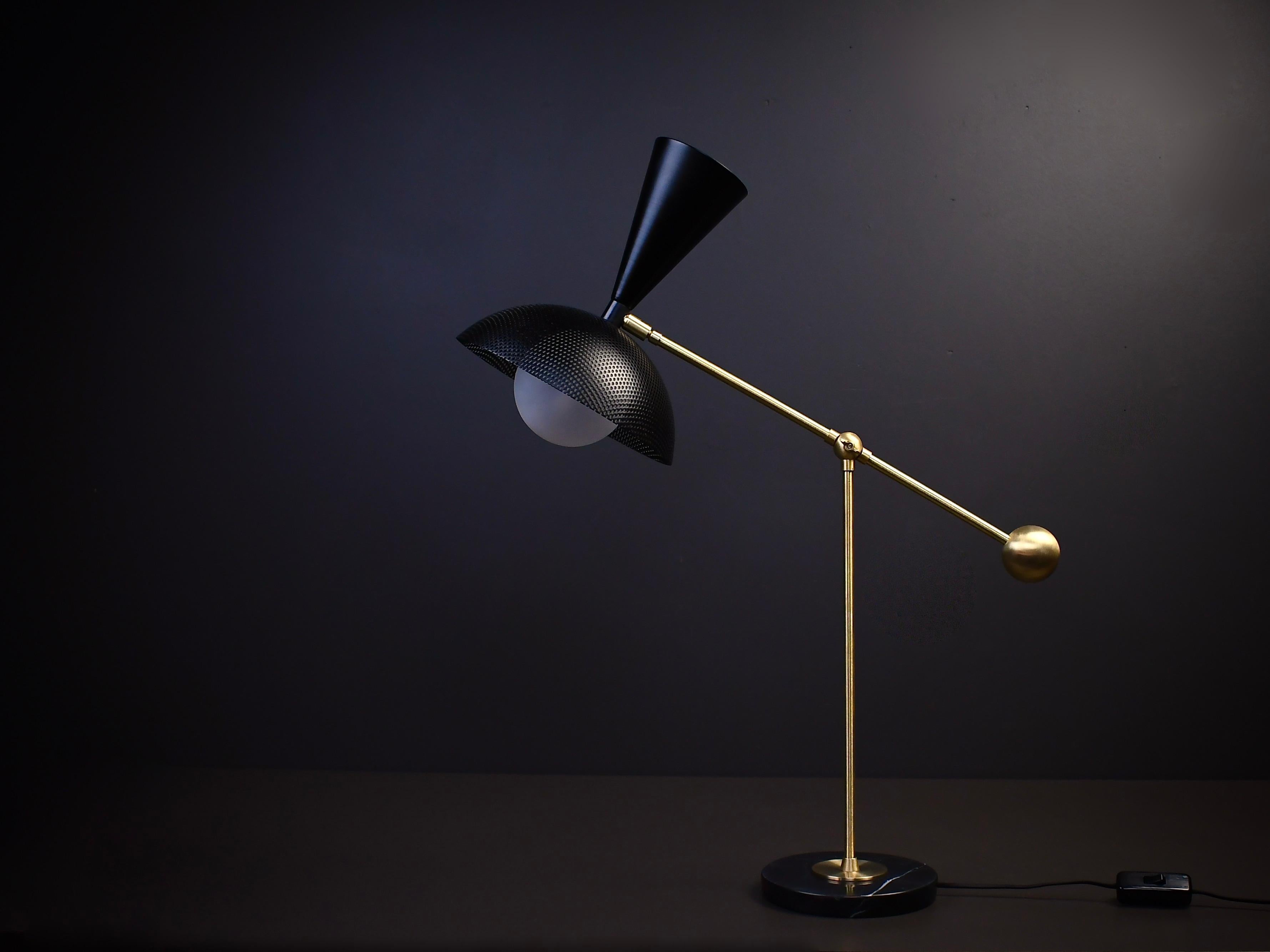 Nord-américain Lampe de bureau ou lampe de lecture Molto en laiton et maille émaillée, avec éclairage à imprimé bleu en vente