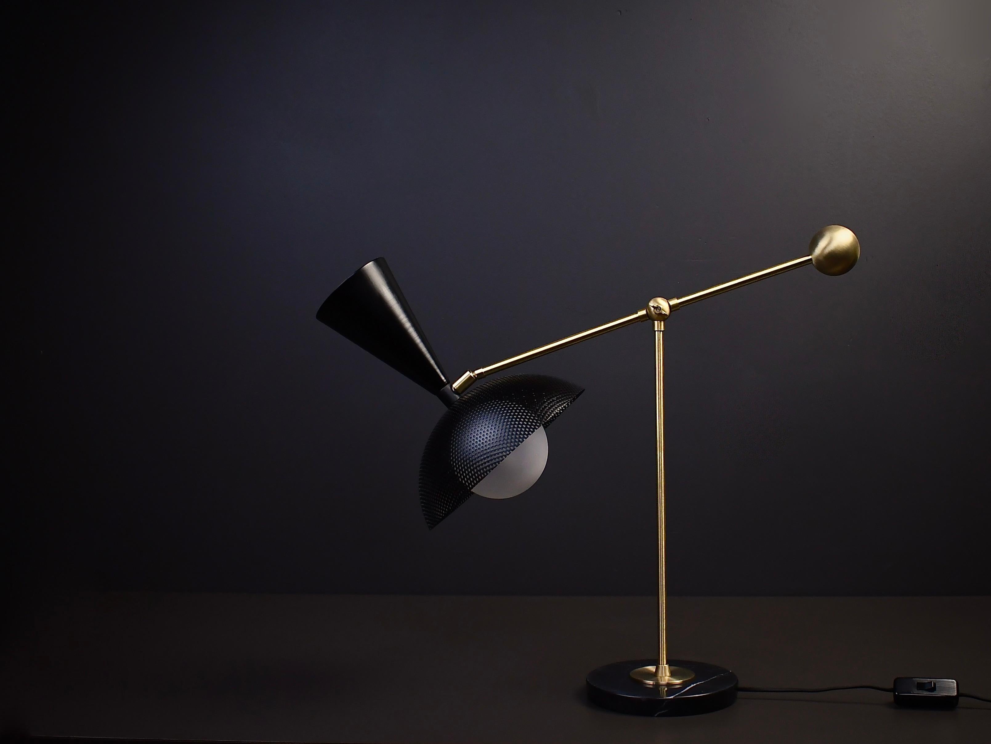XXIe siècle et contemporain Lampe de bureau ou lampe de lecture Molto en laiton et maille émaillée, avec éclairage à imprimé bleu en vente
