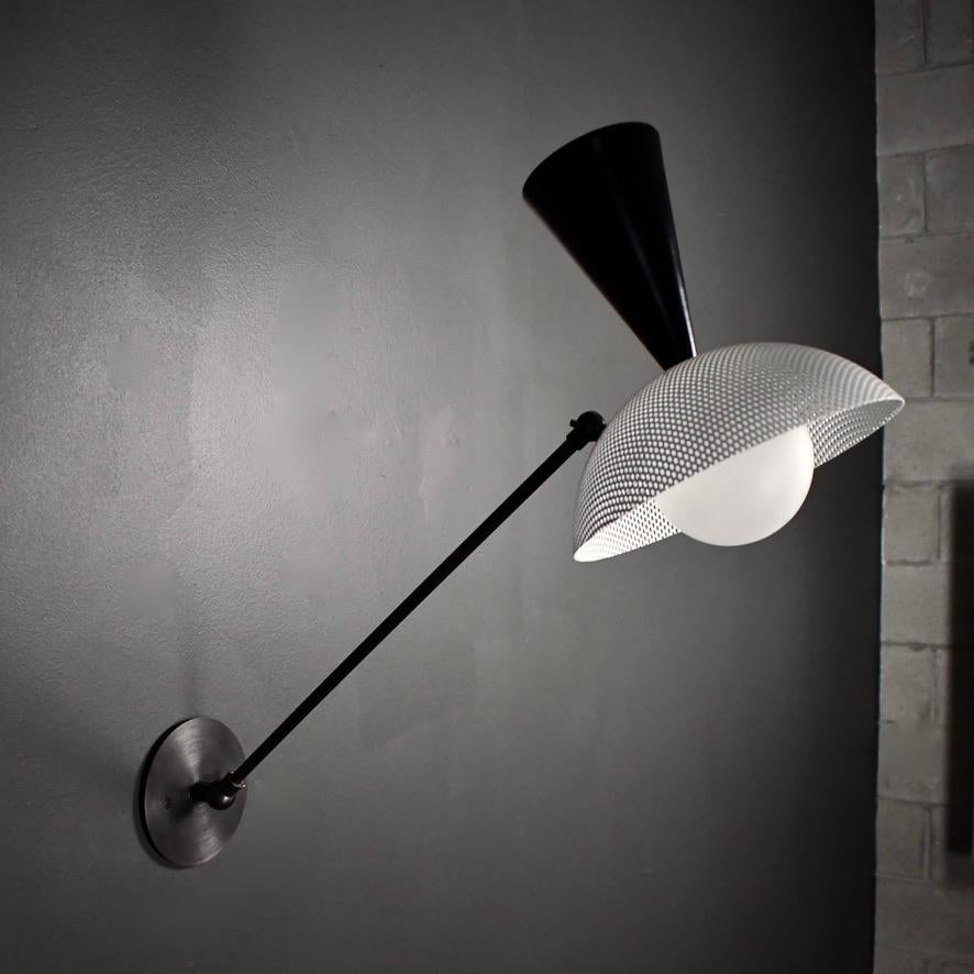 Die Wandleseleuchte Molto ist eine frische Interpretation des italienischen Modernismus, mit einem Schirm aus gesponnenem Metallgewebe. Diese Leuchte ist an der Rückwand und an der Rückseite des Schirms beweglich.

Die Silhouette der Leuchte setzt