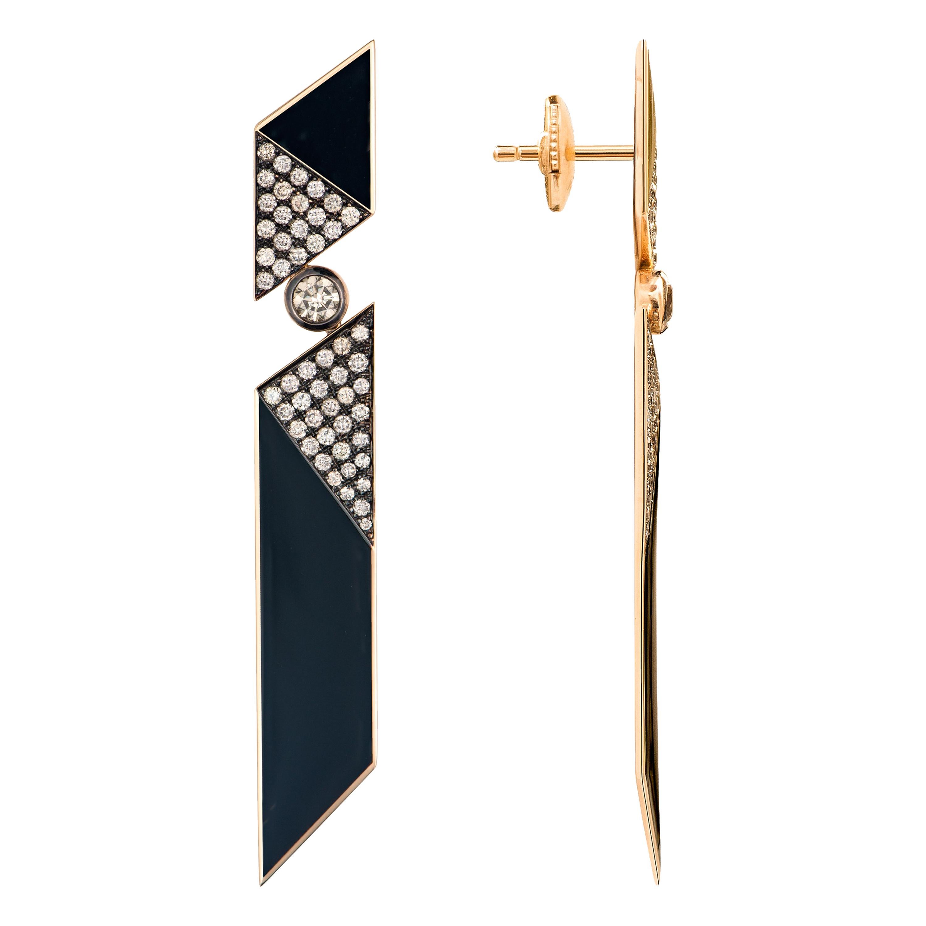 These 18K rose gold earrings belong to Molu Geo collection. They are beautifully handcrafted with sharp edges and a clean outline resulting in a geometrical and precise look. The earrings are set with brown diamonds and are black enamelled with a