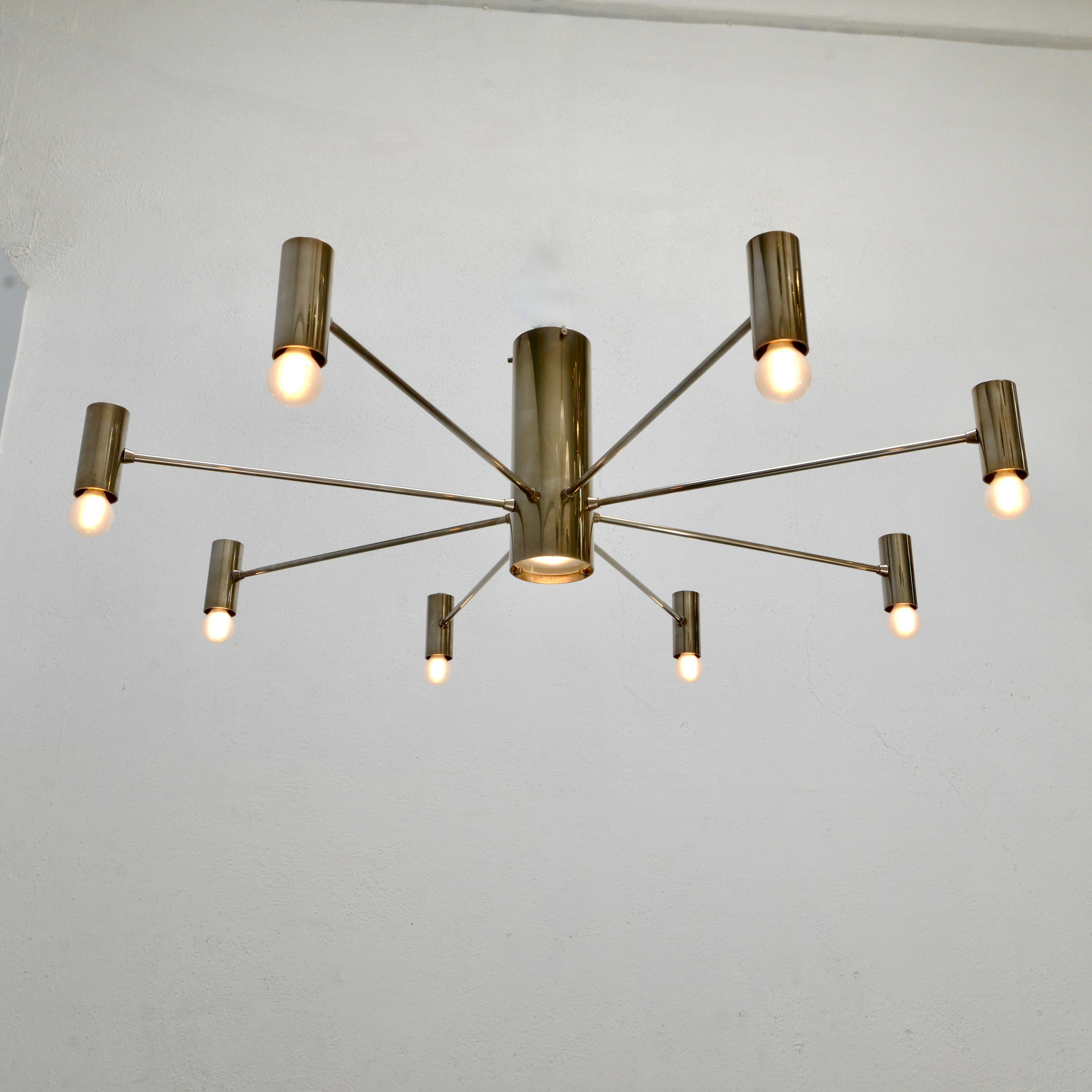 Parte della collezione contemporanea di Lumfardo Luminaires, l'apparecchio MoLUno FM AS è un elegante incasso a 8 luci in finitura argento invecchiato con un diffusore in vetro alla base del tubo centrale. 

La lampada è cablata con otto prese E12 a