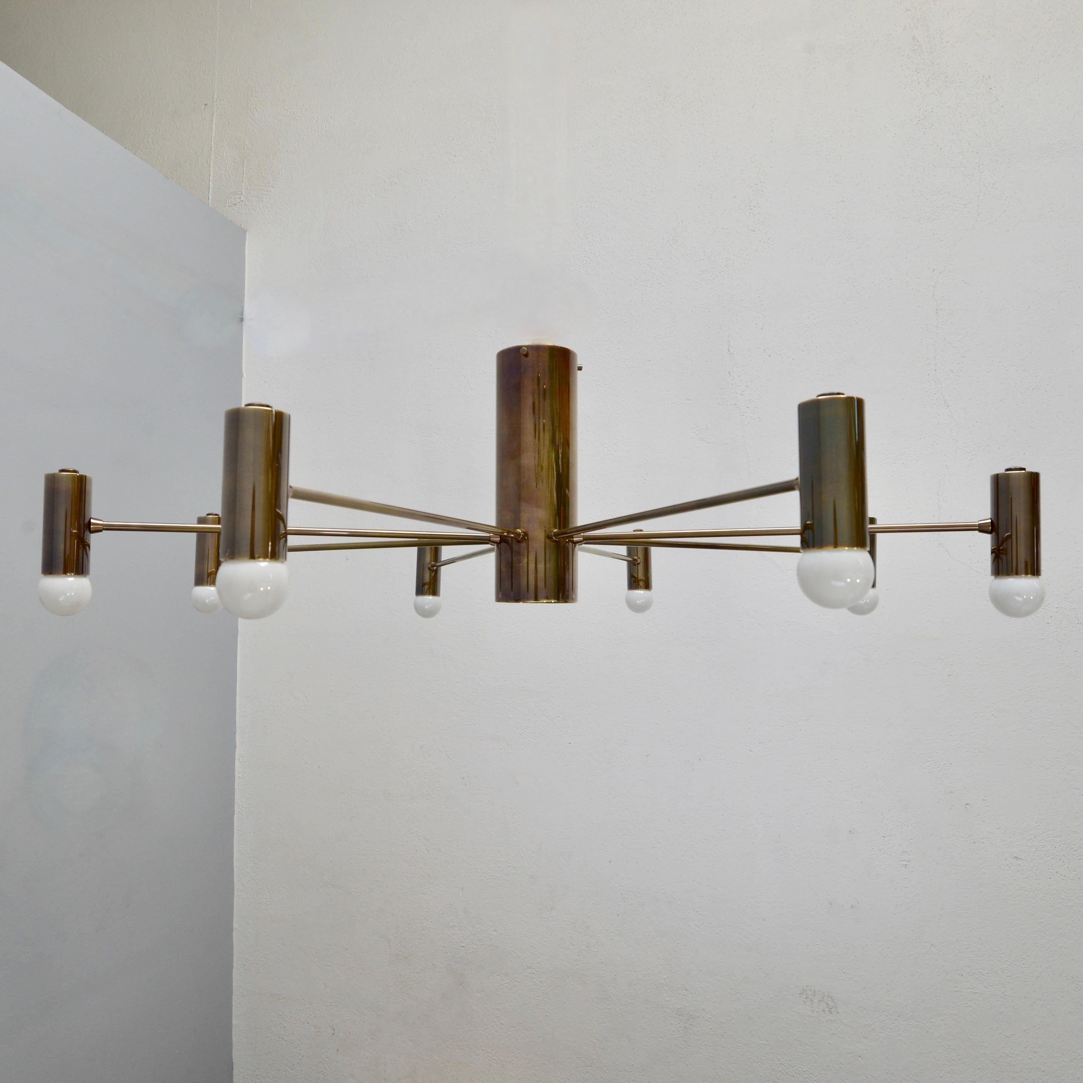 Parte della collezione contemporanea di Lumfardo Luminaires, l'apparecchio MoLUno FM BR è un elegante incasso a 8 luci con finitura in ottone patinato e diffusore in vetro alla base del tubo centrale. 

La lampada è cablata con otto prese E12 a base