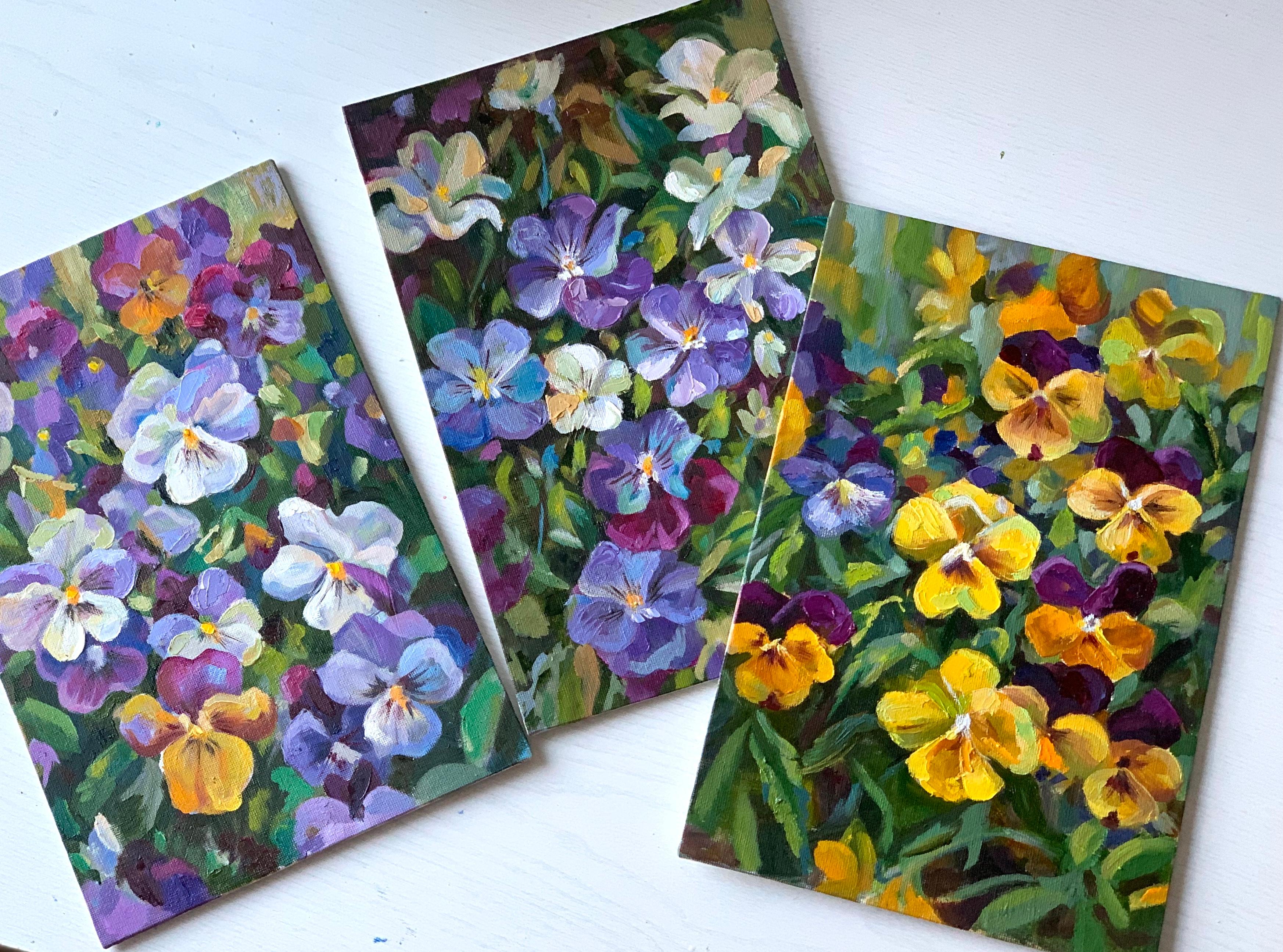 Viola. Flores de primavera. 3 del Tríptico - Still-Life Painting Gris de Momalyu Liubov