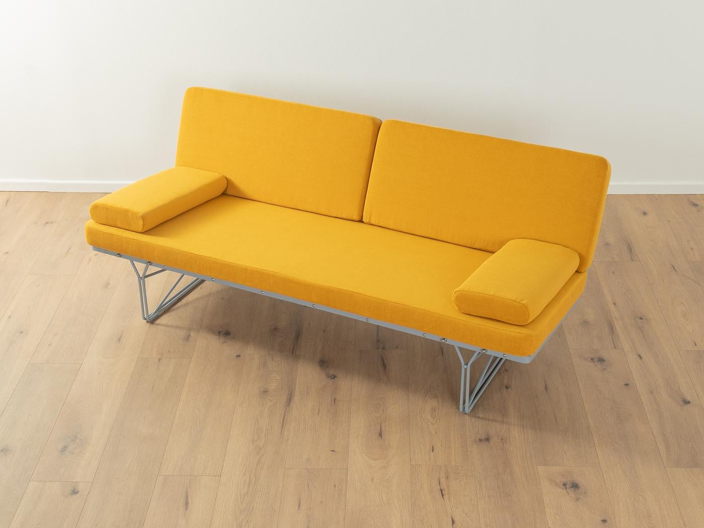 Filigranes Moment-Sofa von Niels Gammelgaard für Ikea aus den 1980er Jahren mit einem grau lackierten Stahlrahmen. Das Sofa wurde neu gepolstert und mit einem hochwertigen Stoff in Gelb bezogen.
Qualitätsmerkmale:

    sehr gute Verarbeitung
   