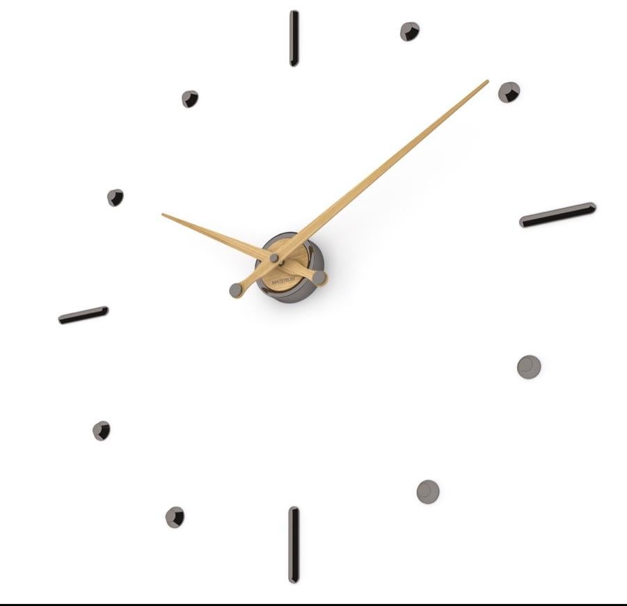 Momento 12, stunning modern wall clock.
It is the design of its elements marks hours, these are designed with different facets that return reflections and shadows based on how the light interacts with them.

Available in different finishes: Gold