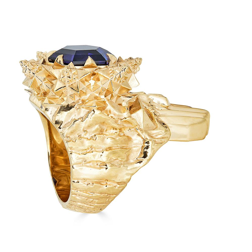 This limited edition Momento More Skull Ring makes a powerful statement. Featuring a 5 carat blue sapphire set in 18k yellow gold, this edgy ring is a reflection of natural geometry to empower the wearer. Using the THOSCENE platform developed by