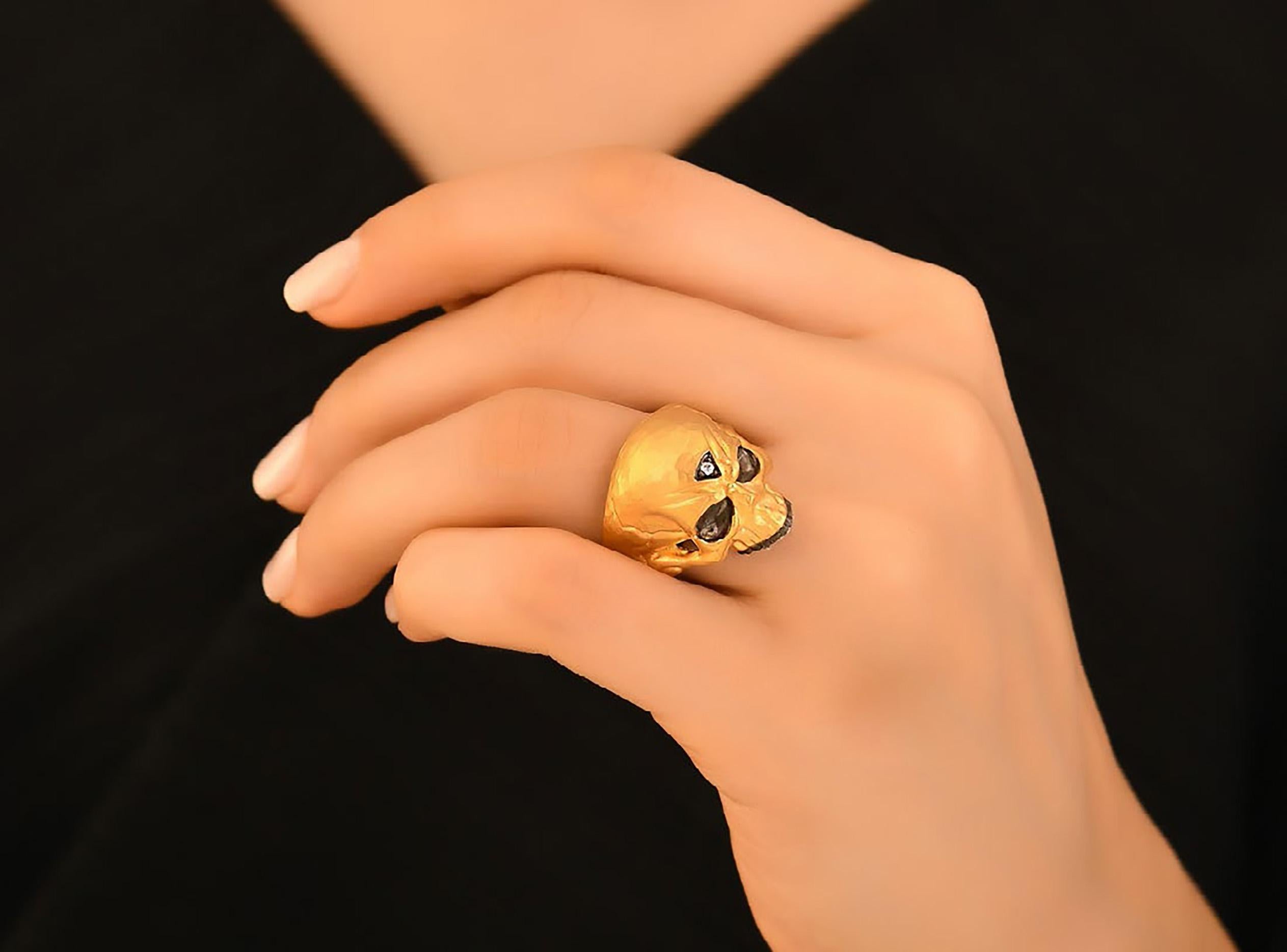 Momento Mori Skull Ring mit Diamant 24k & SS von Kurtulan Jewellery of Istanbul, Türkei. 
Für andere Größen wenden Sie sich bitte an die Galerie. Dieses Stück wird auf Bestellung gefertigt und benötigt etwa 4-6 Wochen für die Lieferung.
ÜBER