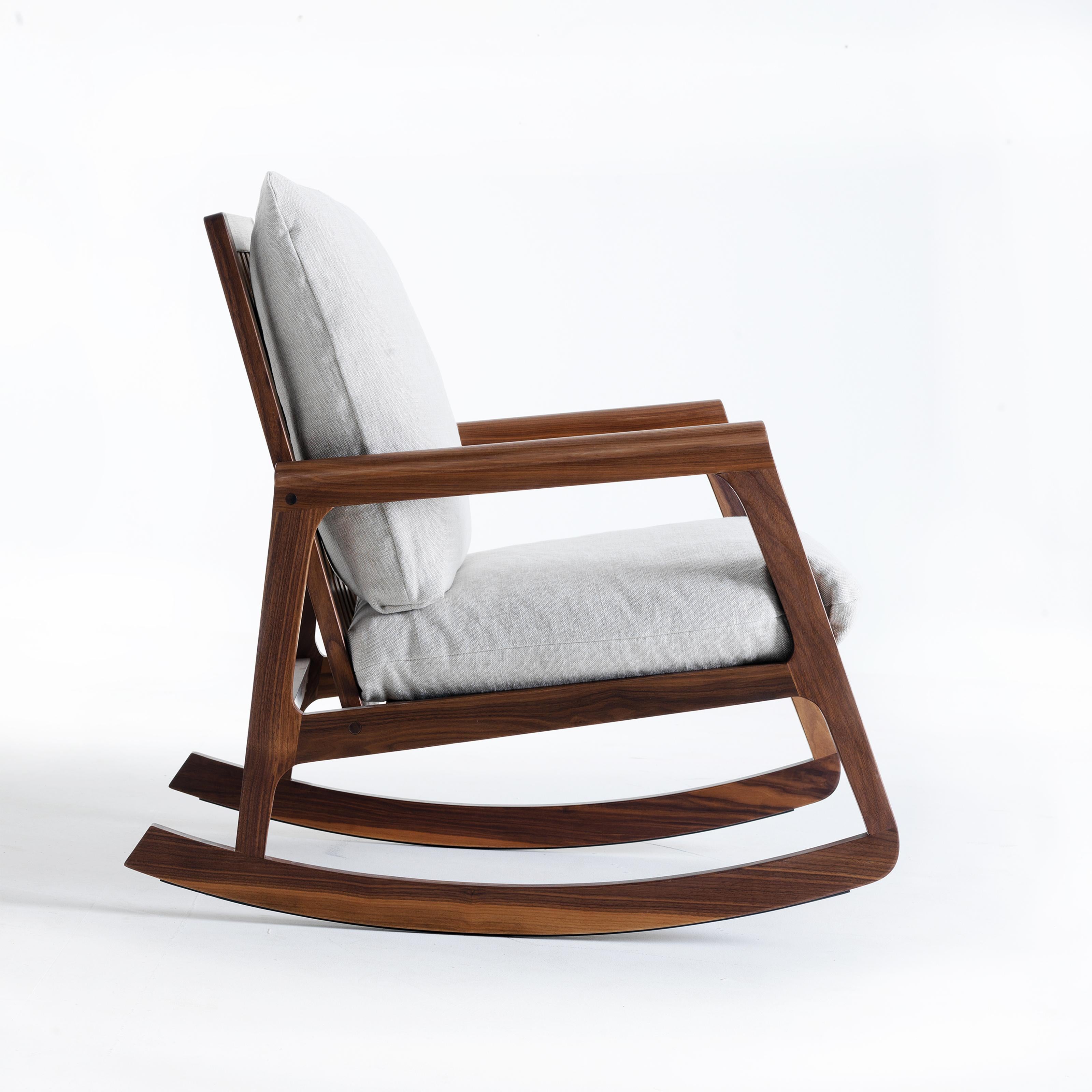 Dieser Sitz ist das Ergebnis einer Kombination aus feinem italienischen Design und hervorragender Handwerkskunst.
Made in Italy mit Leidenschaft von erfahrenen Händen, die Struktur ist es in Premium-massiven Nussbaum, Öl-Finish.
Der Stuhl ist mit