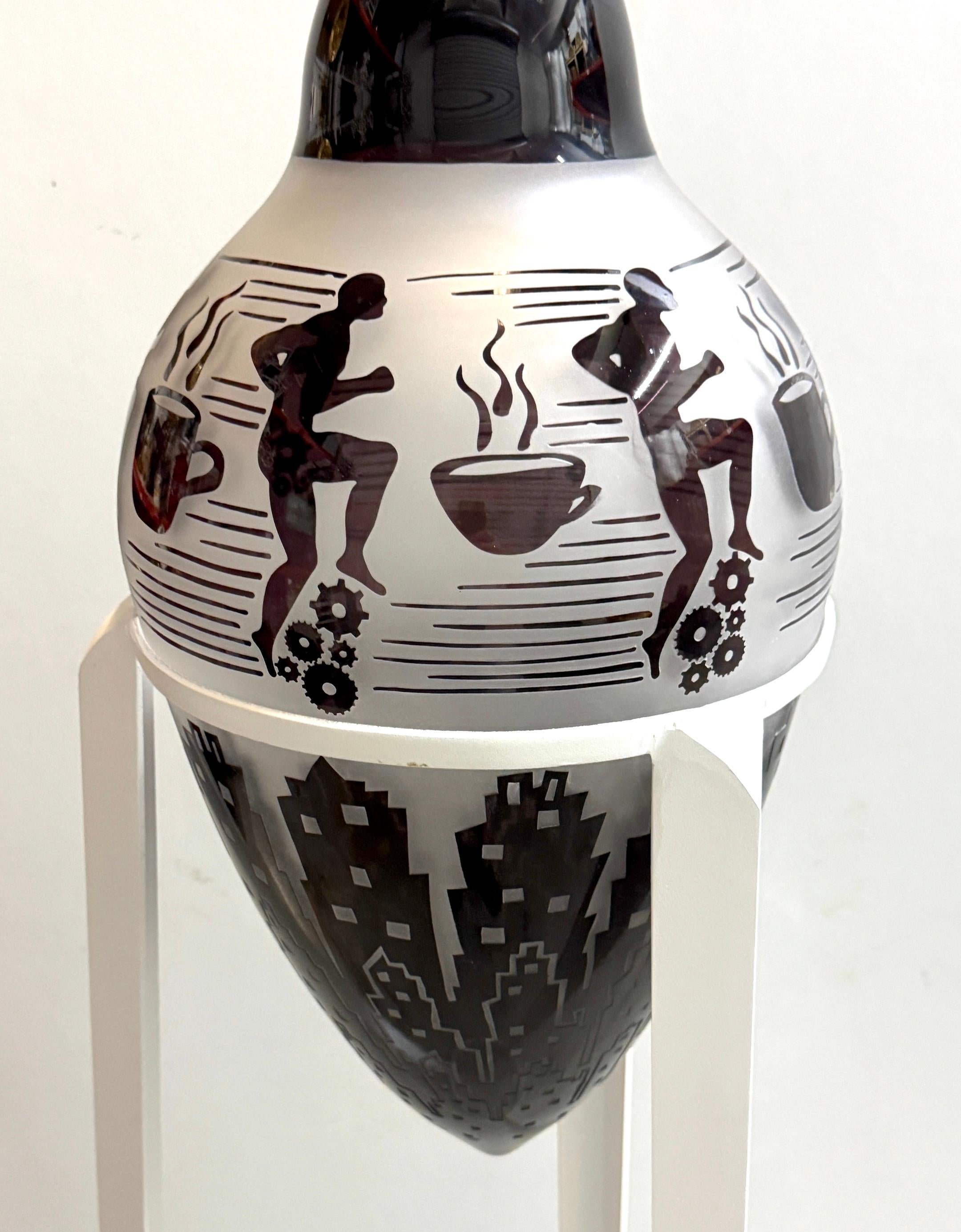 Vetro artistico Momentum: Vaso e supporto ad anfora in vetro Cameo di Duncan McClellan in vendita