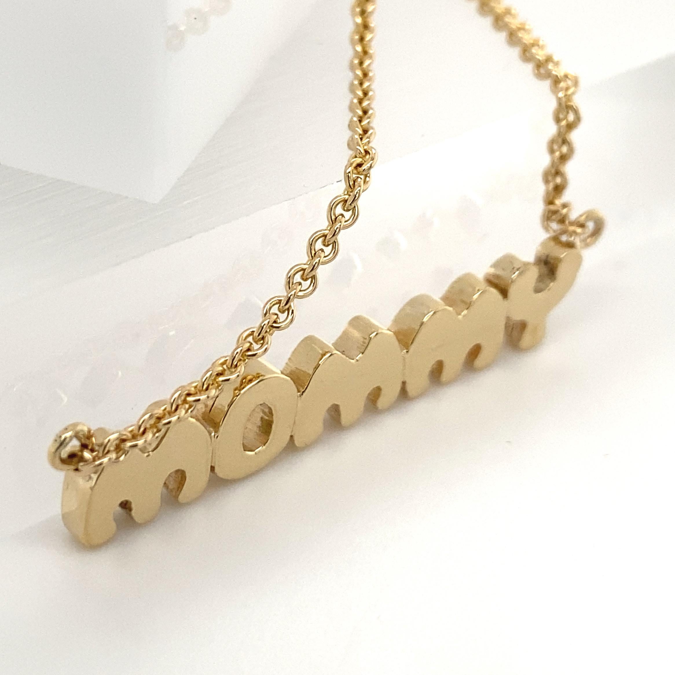Collier médaillon « MOMMY » à pendentif avec plaque fixe sur chaîne câble en or jaune Pour femmes en vente