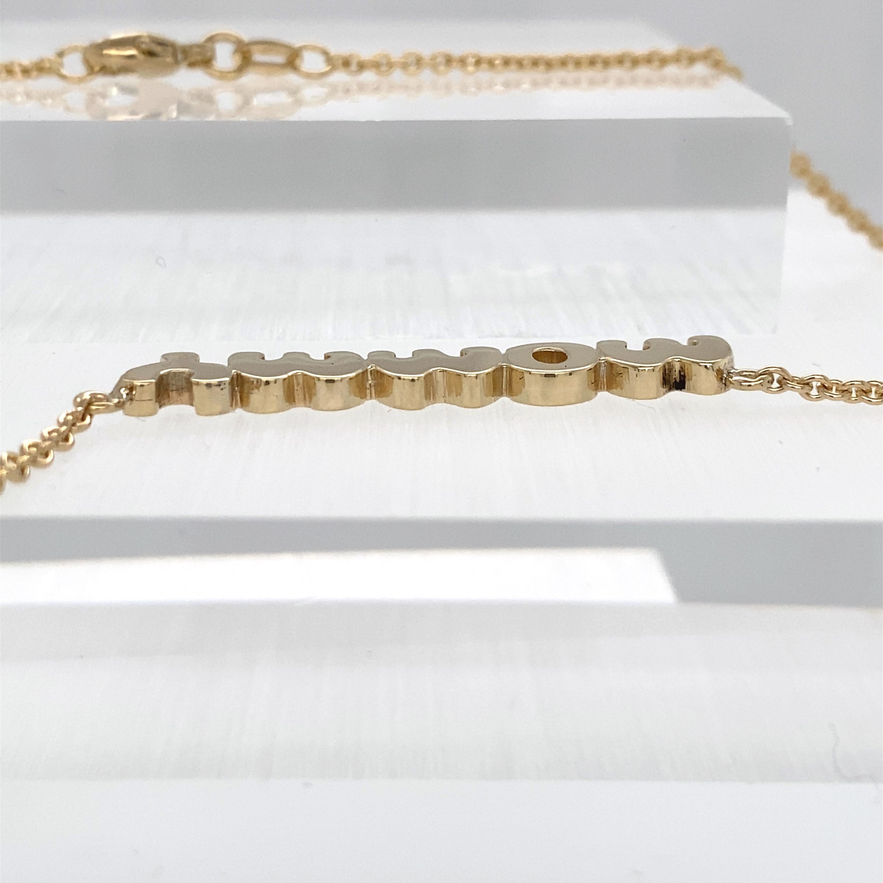Collier médaillon « MOMMY » à pendentif avec plaque fixe sur chaîne câble en or jaune en vente 1