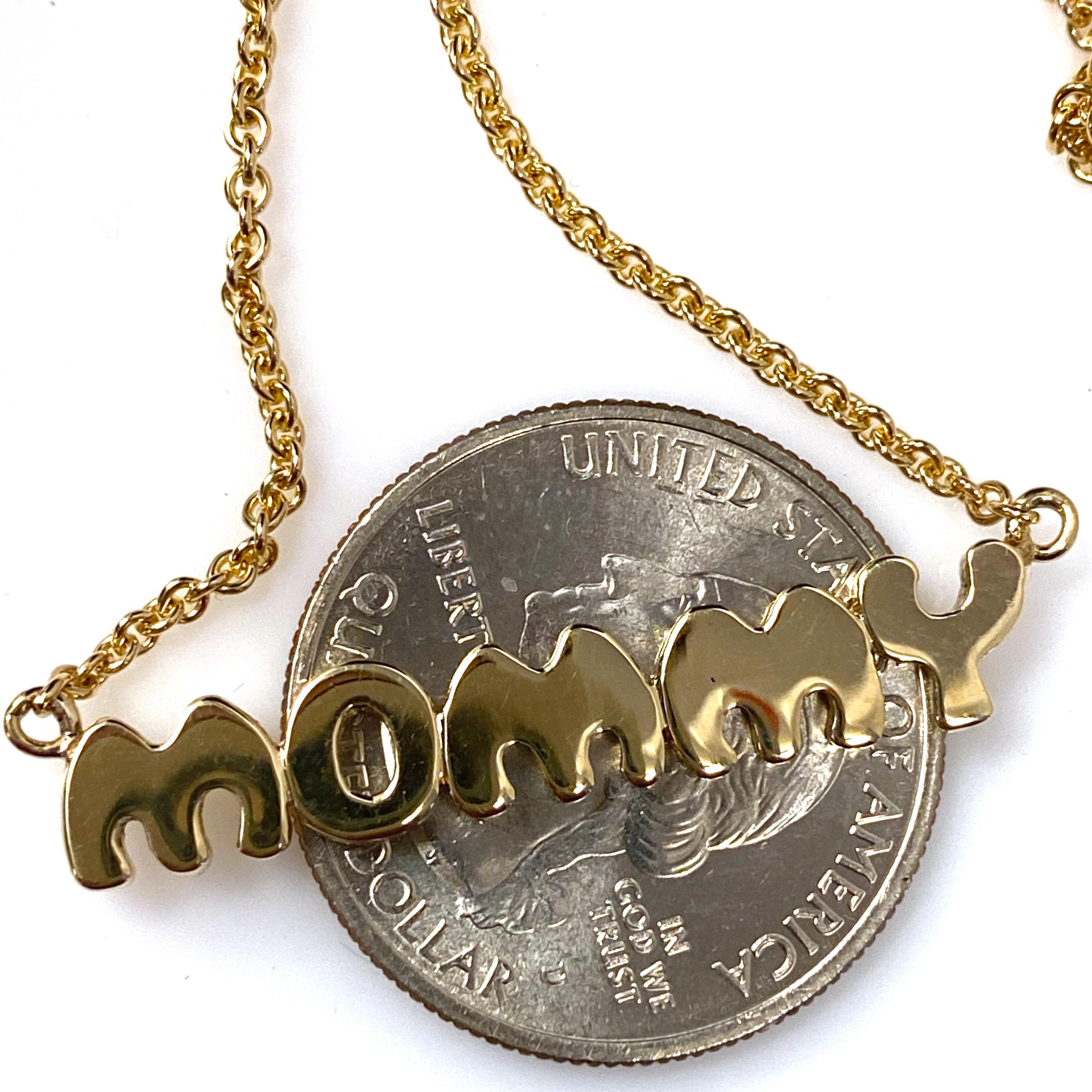 Collier médaillon « MOMMY » à pendentif avec plaque fixe sur chaîne câble en or jaune en vente 3