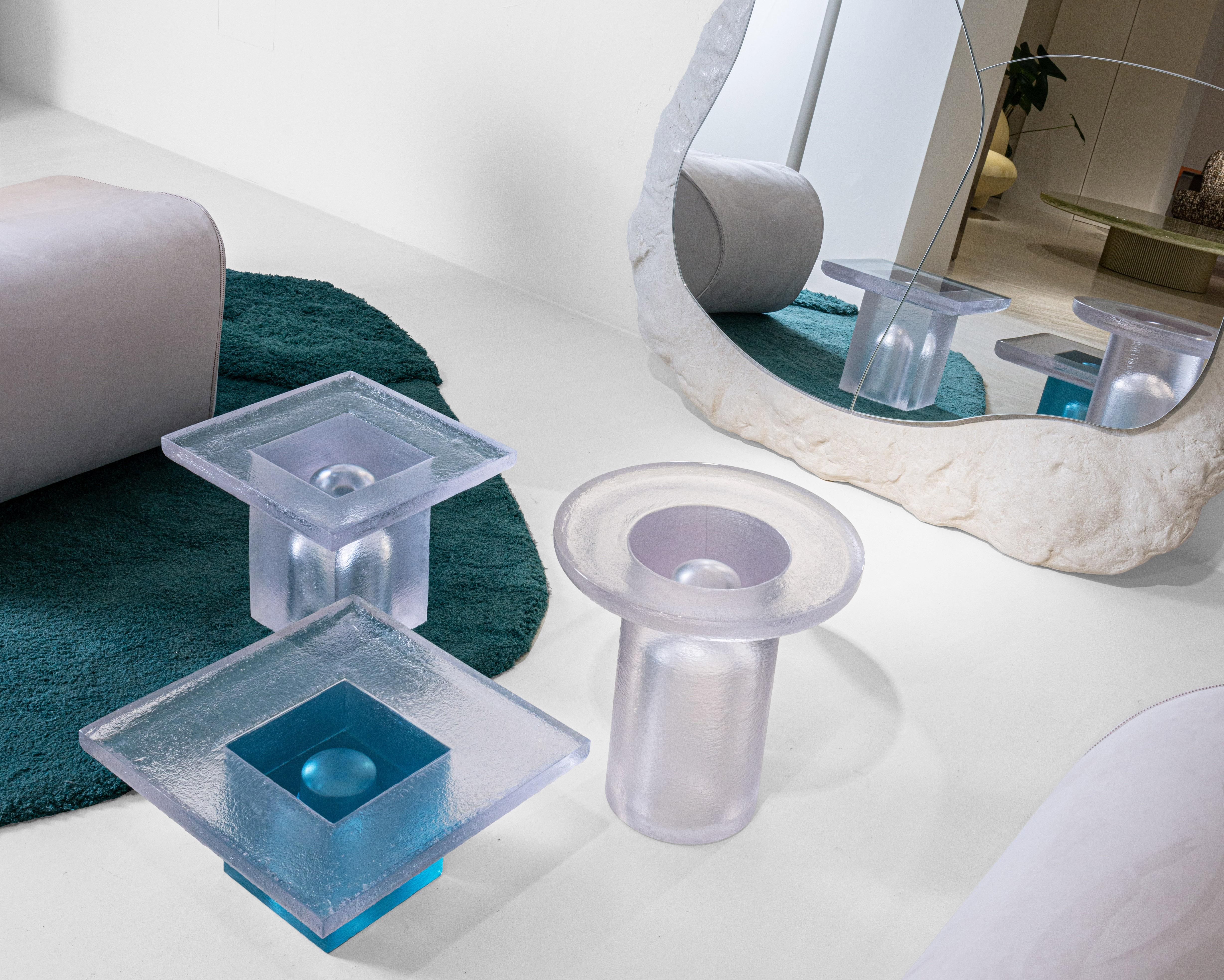 Italian Momo clear resin coffee table Made in Italy by Hessentia For Sale