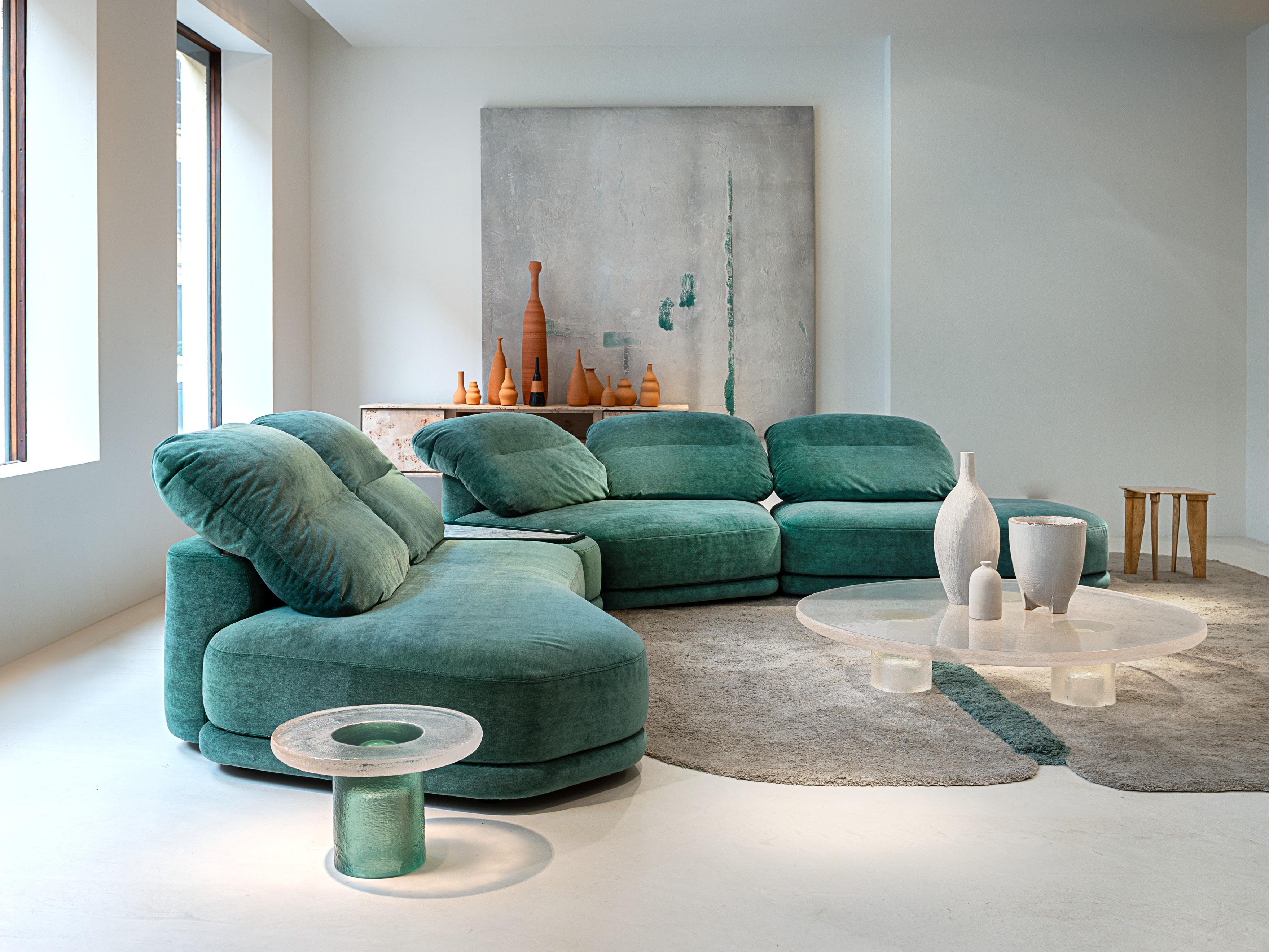 La collezione di tavolini Momo è caratterizzata da un'estetica contemporanea e sofisticata, adatta ad arricchire qualsiasi ambiente con un design unico e distintivo. Ottenuti grazie a una sequenza di colate di materiali a base di resina, i tavolini