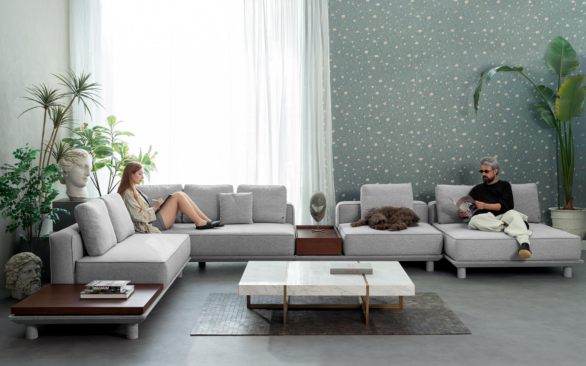 Esta amplia combinación de Sofá Modular Momo ofrece una solución ideal para espacios amplios. Esta variante, de 500 cm de ancho y 334 cm de fondo, añade un toque moderno a tus espacios vitales combinando comodidad y funcionalidad. El módulo de