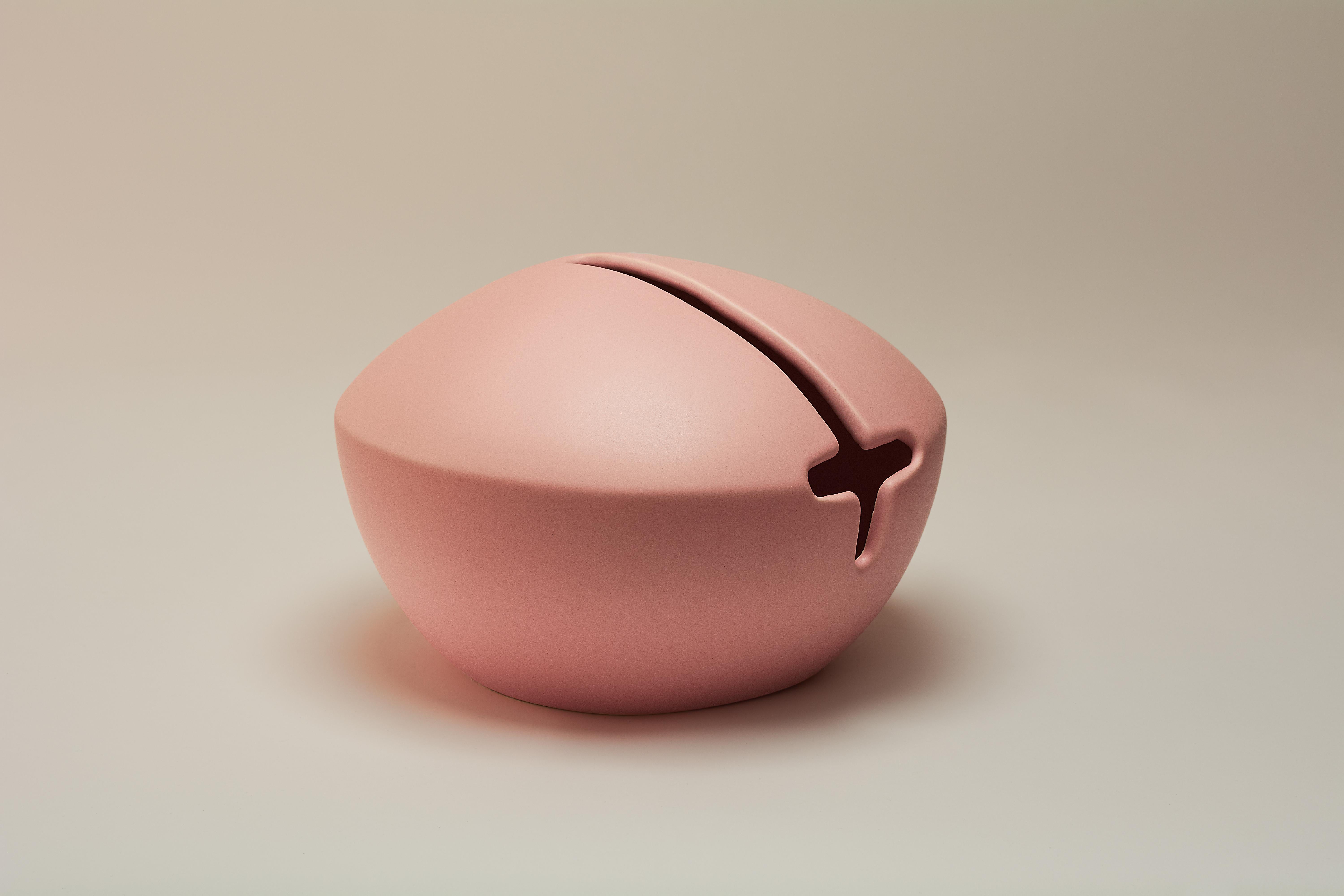Momo-Vase von Lilia Cruz Corona Garduño
Abmessungen: B 26 x T 26 x H 18 cm
MATERIALIEN: Hochtemperaturkeramik (Steinzeug) und keramische Glasur

Das Studio Platalea ist aus einer Leidenschaft für Kunst und Design entstanden. Wir finden es toll, dass
