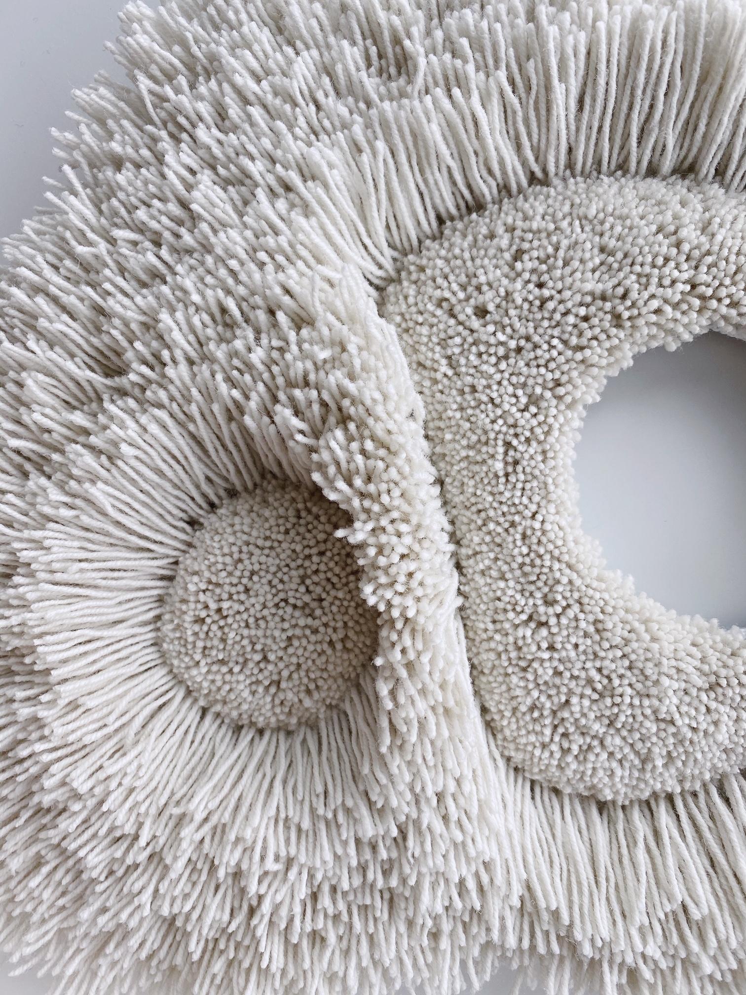 Petit objet touffeté en laine naturelle blanc cassé.   
Fabriqué à la main à Copenhague par la créatrice à partir de 100 % de laine. 
La forme organique et la douceur de la laine ajoutent de la texture et de la douceur à un espace.  

Peut être fixé