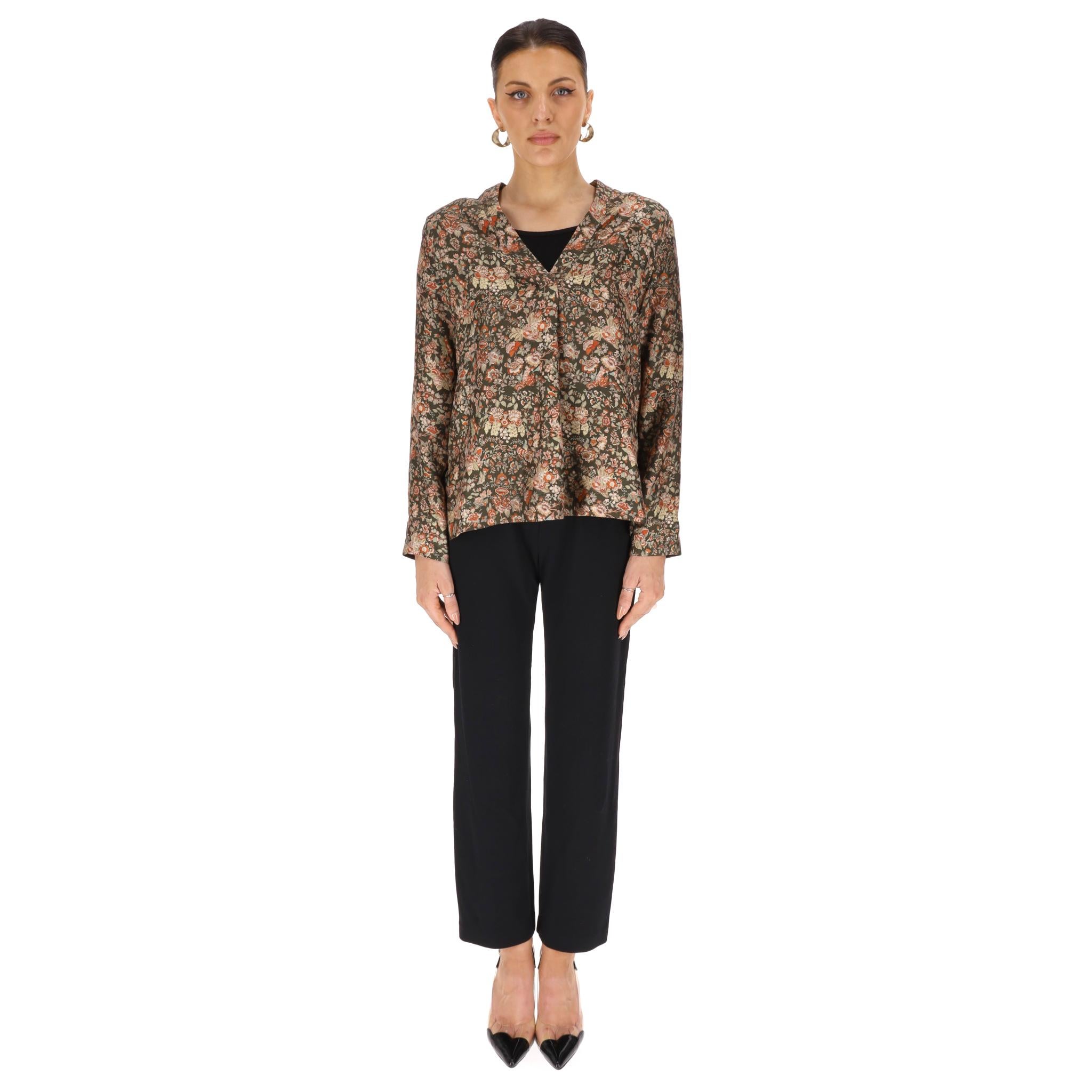 Momoni Silk Floral Top

Mehrfarbiges, vollständig aus Seide gefertigtes Top mit winzigem, floralem Allover-Druck in neutralen Tönen.

Mit V-Ausschnitt, langen Ärmeln und einem hochgeschlossenen Saum.

Preis ca. £370

Größe - 40IT

Zustand - Sehr