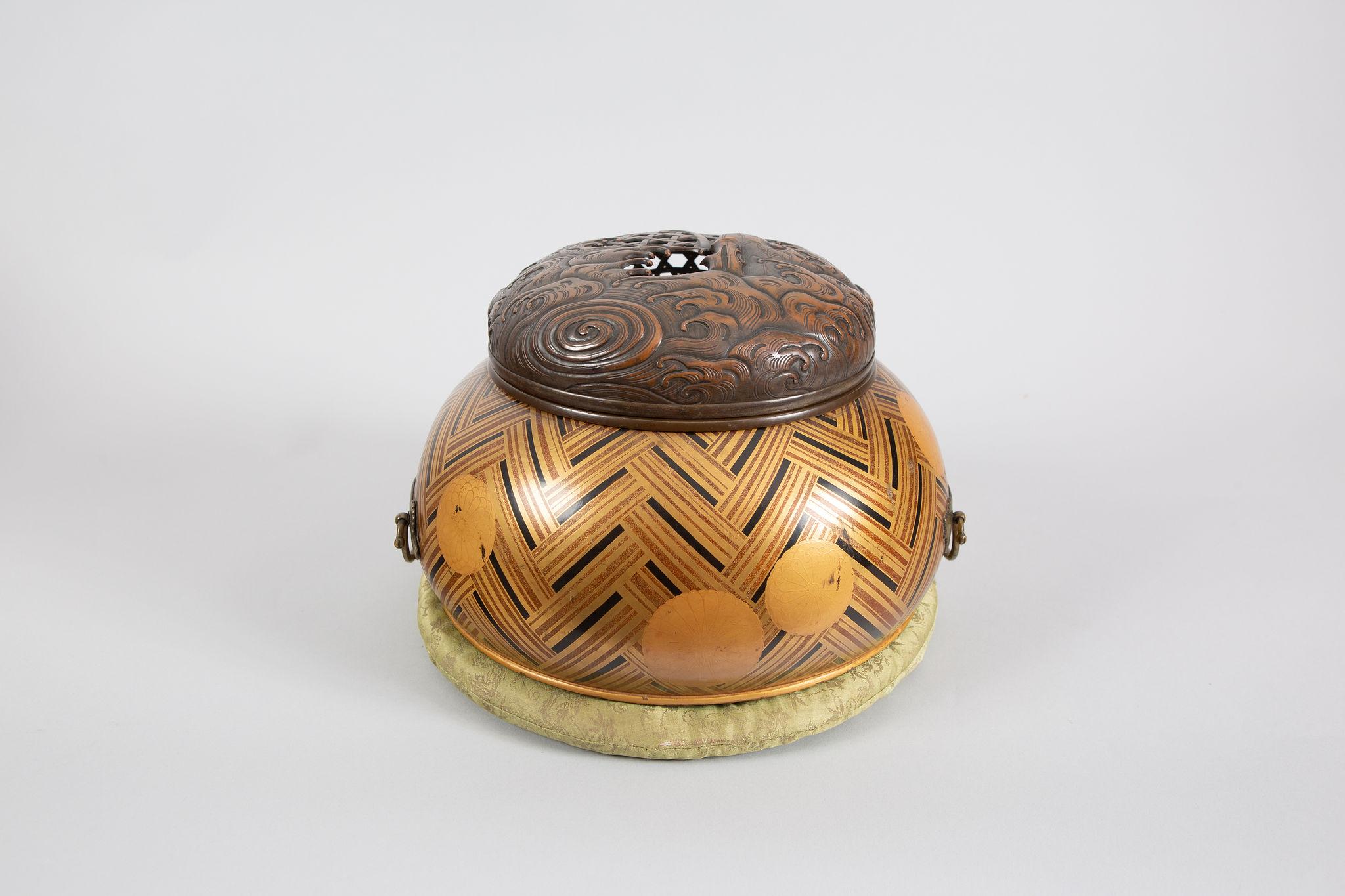 „ Weihrauchbrenner“ ( Koro) aus dem frühen 17. Jahrhundert (Japanisch) im Angebot