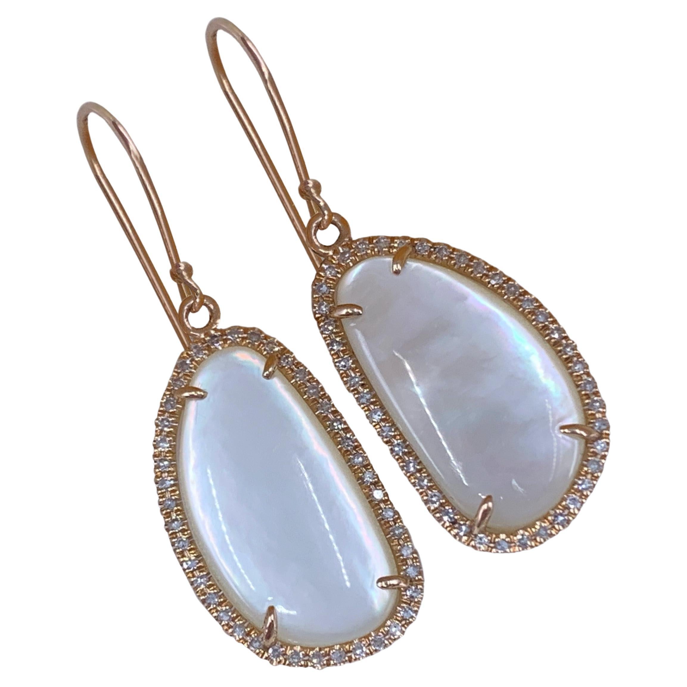 Comme il le fait souvent, Eytan Brandes a réalisé les halos de ces boucles d'oreilles avant de choisir les pierres.  Ensuite, nous avons procédé à l'examen habituel de huit cents pierres différentes - beaucoup d'arguments !  de nombreuses